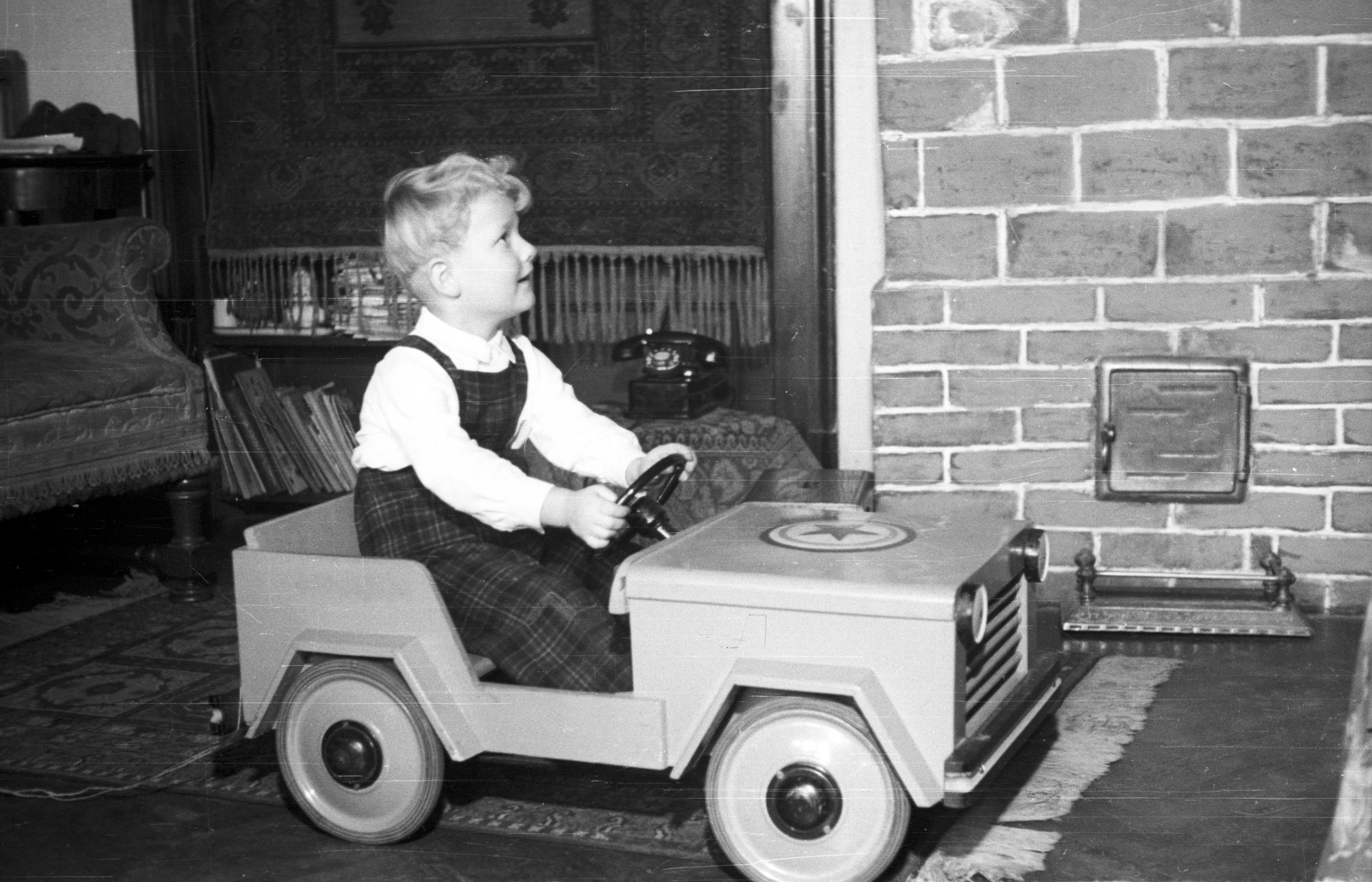 1949, Krasznai Gyula, pedal car, kid, ember tongs, tile stove, Fortepan #45724