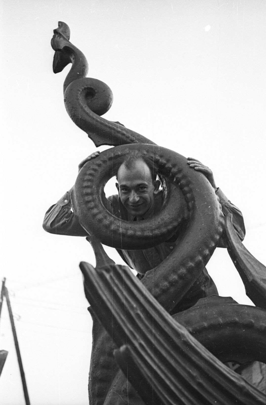 Hungary, Budapest XIV., az egykor a Széchenyi Lánchíd melletti kikötői raktár bejáratánál álló három öntöttvas sárkány egyike., 1949, Krasznai Gyula, Budapest, dragon portrayal, cast iron, jesting, standing on a sculpture, Fortepan #45728