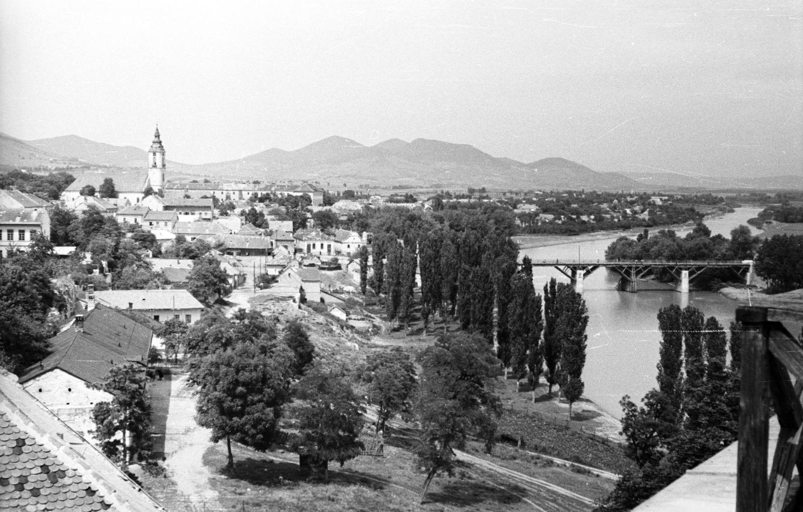 Magyarország, Sárospatak, kilátás a Rákóczi-várból a város és a Bodrog folyó feletti híd felé., 1955, Krasznai Gyula, híd, folyó, háztető, Fortepan #45746