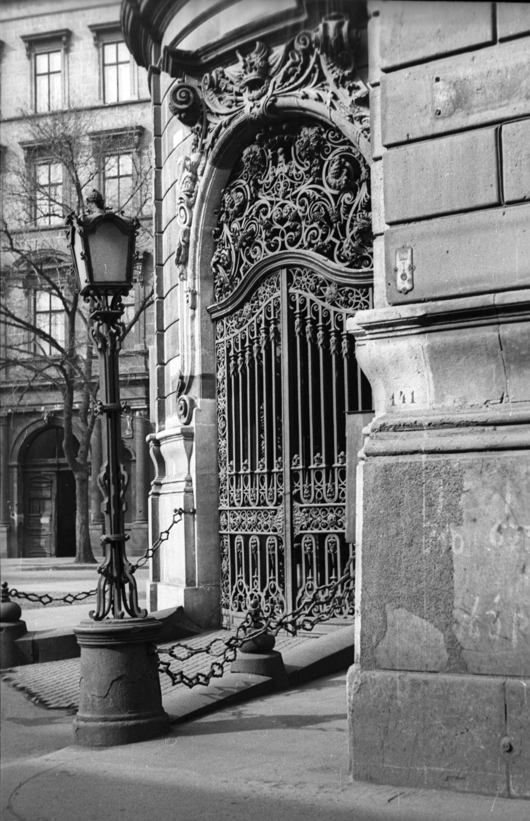 Hungary, Budapest VIII., Szabó Ervin tér, Wenckheim-palota, a Fővárosi Szabó Ervin Könyvtár kapuja., 1950, Krasznai Gyula, gate, lamp post, Budapest, forged steel door, Fortepan #45760
