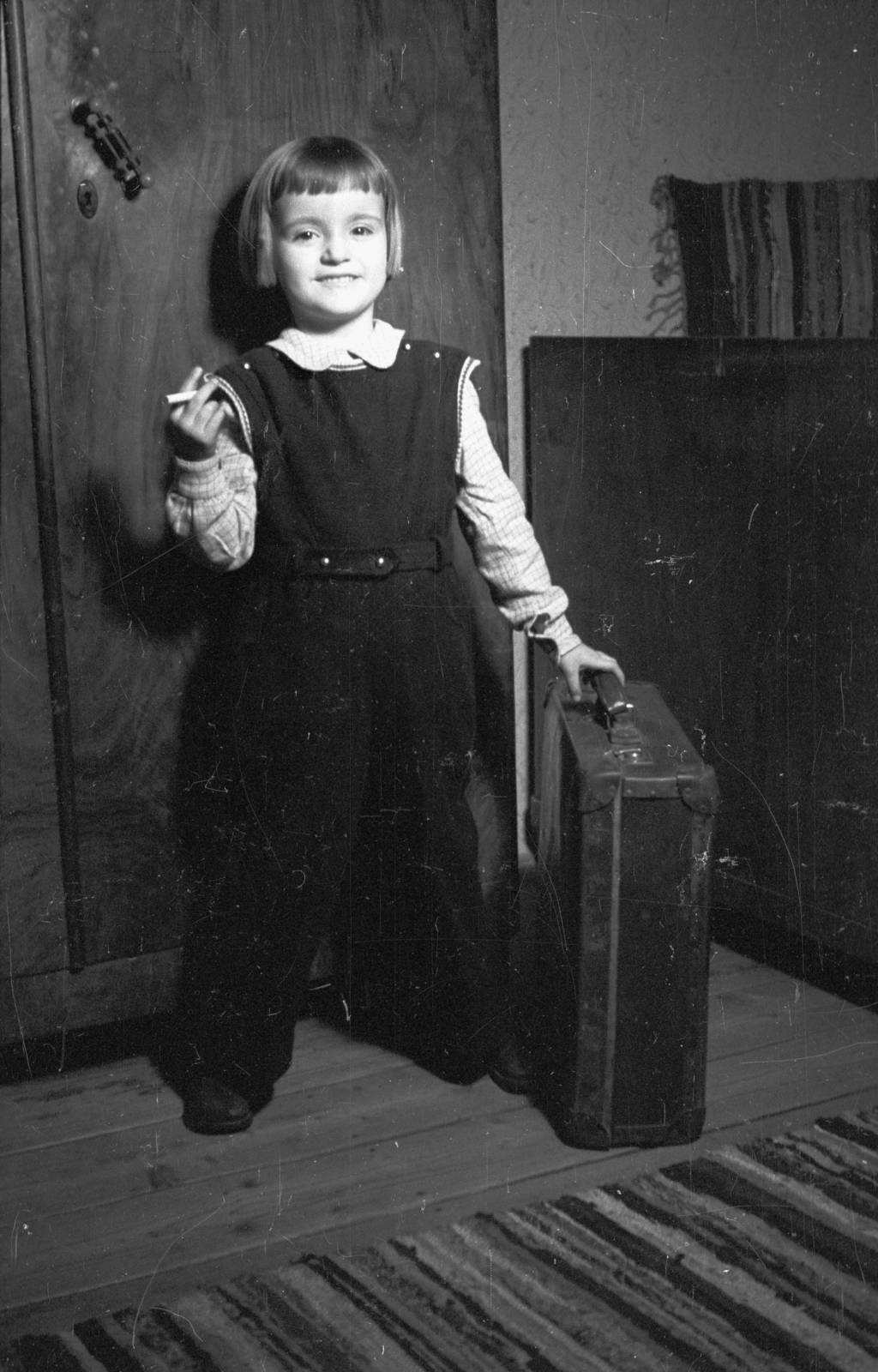 1950, Krasznai Gyula, gyermek, cigaretta, bútor, kislány, bőrönd, enteriőr, Fortepan #45765