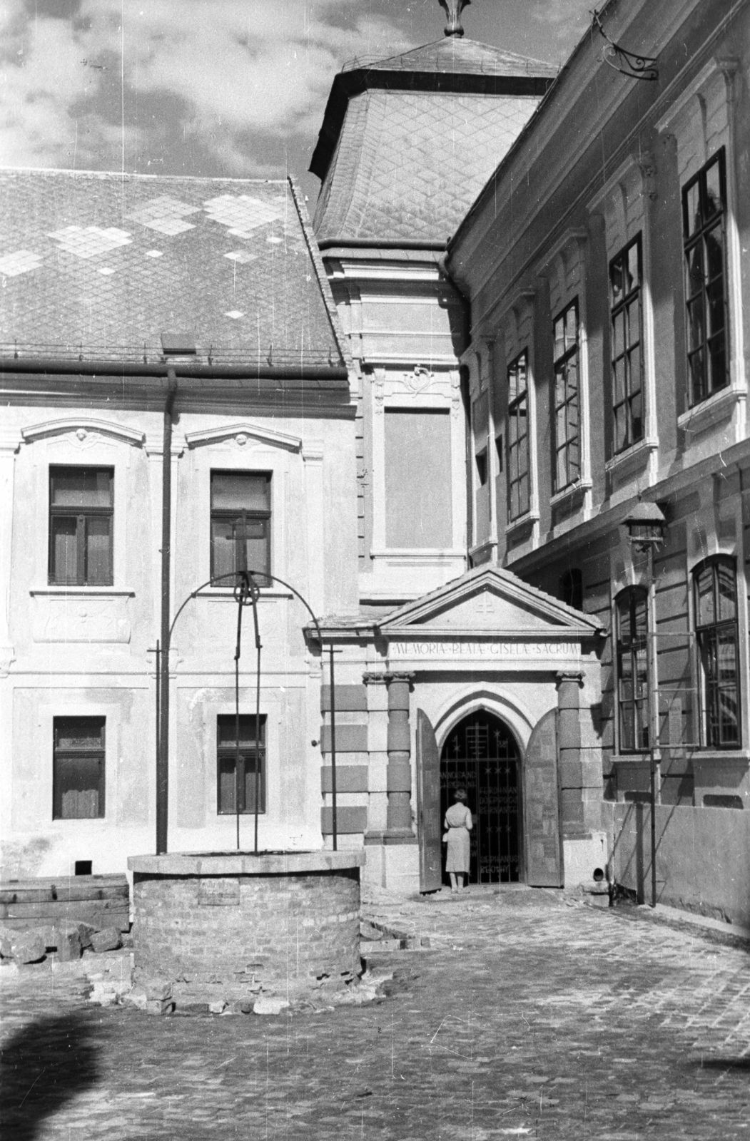 Hungary, Veszprém, Várkút és a Gizella-kápolna a Várban., 1958, Krasznai Gyula, Fountain, Fortepan #45785