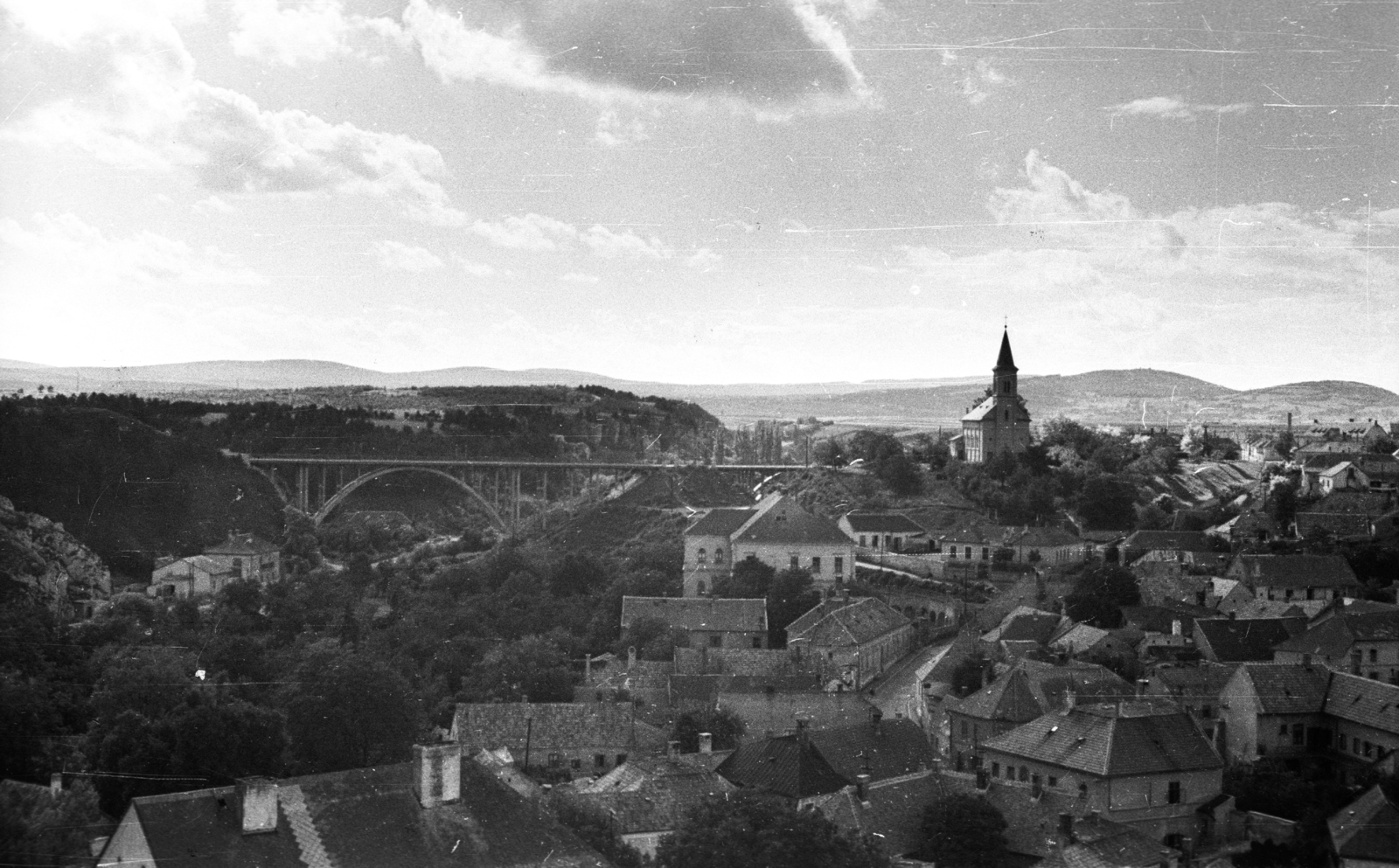 Hungary, Veszprém, Szent István völgyhíd (Viadukt) és a Temetőhegy., 1958, Krasznai Gyula, church, bridge, ferro concrete construction, arch bridge, Róbert Folly-design, Fortepan #45787