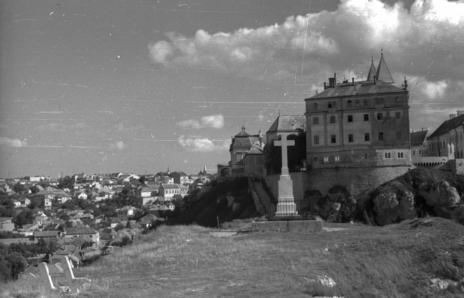 Magyarország, Veszprém, a város és a Vár a Benedek-hegyről., 1958, Krasznai Gyula, kereszt_jelkép, Fortepan #45789