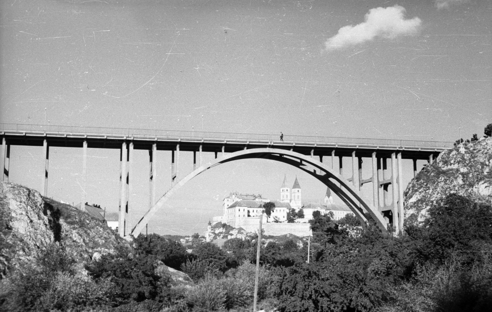 Hungary, Veszprém, Szent István völgyhíd (Völgyhíd / Viadukt) távolabb a Vár épületei felett a Szent Mihály-székesegyház és a Szent István ferences templom tornya látszik., 1958, Krasznai Gyula, castle, bridge, ferro concrete construction, arch bridge, Róbert Folly-design, Fortepan #45792