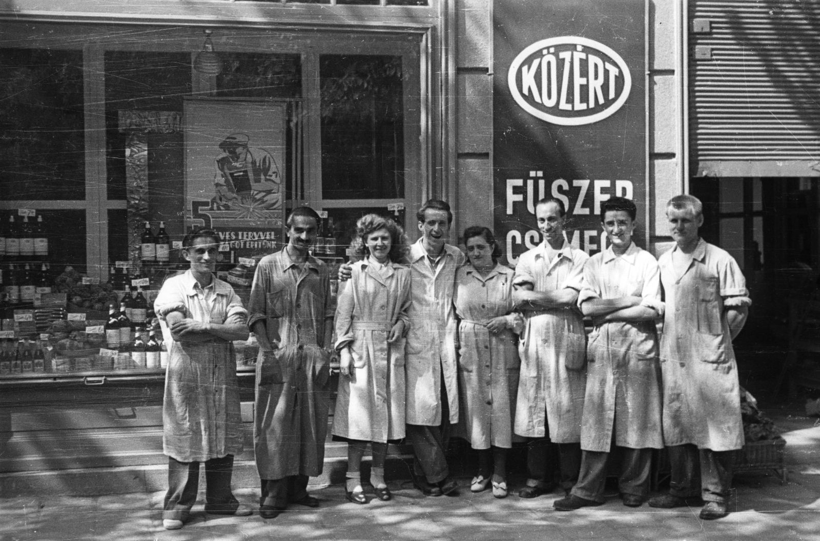 Hungary, 1955, Krasznai Gyula, trading, Show window, poster, tableau, women, men, vendor, grocery store, Közért Company, Fortepan #45804