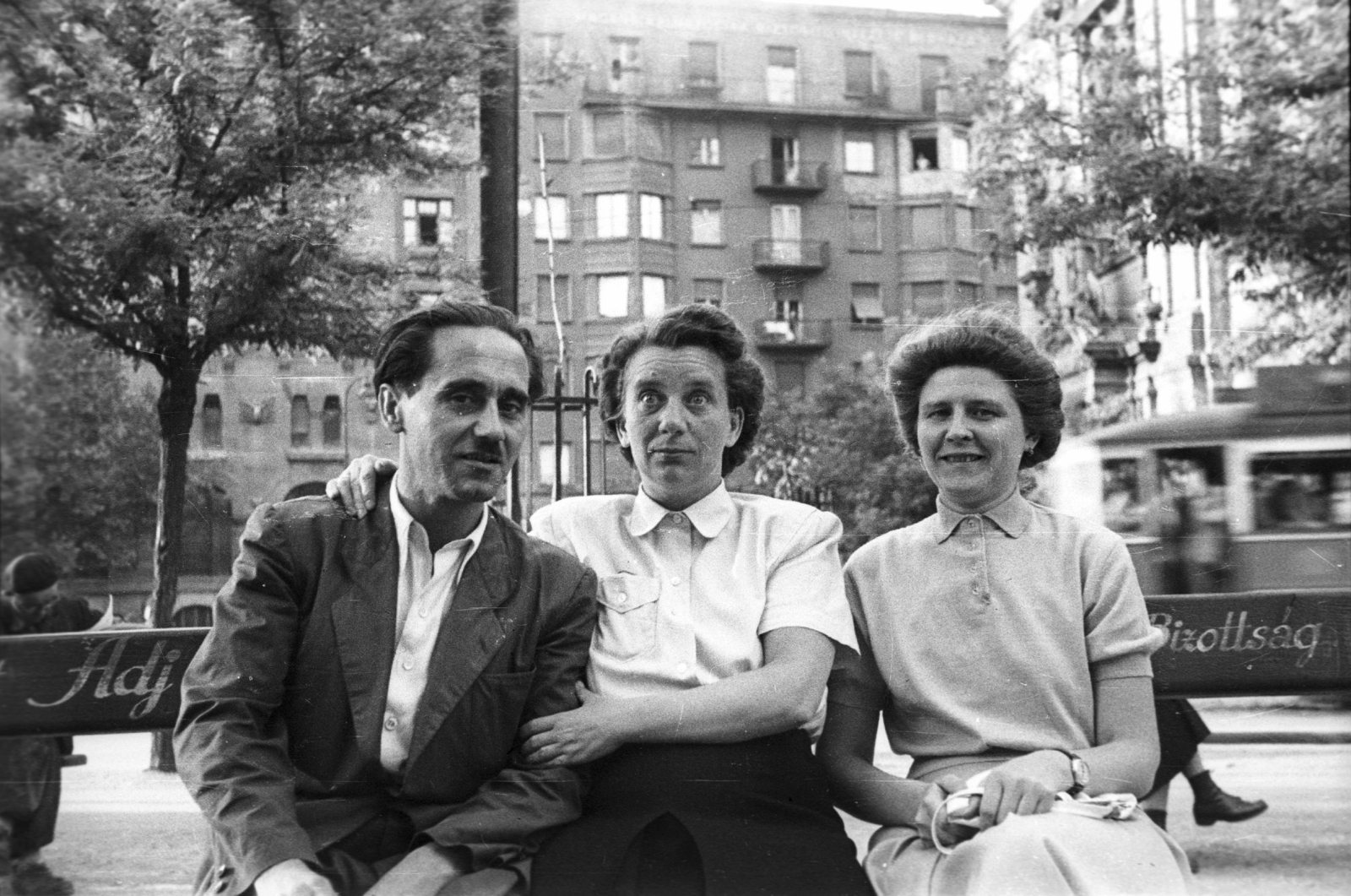 Hungary, Budapest VIII., Horváth Mihály tér, jobbra a Szent József-templom., 1953, Krasznai Gyula, street furniture, tableau, street view, man, bench, lady, skirt, Budapest, blouse, Fortepan #45815
