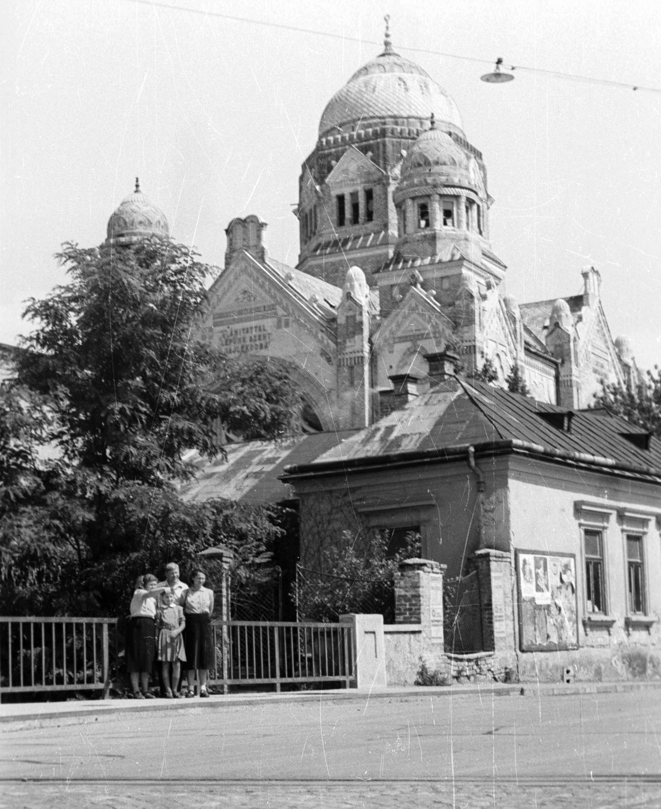 Hungary, Eger, Kossuth utca, híd az Eger-patak felett, szemben a zsinagóga., 1954, Krasznai Gyula, synagogue, judaism, eclectic architecture, Lipót Baumhorn-design, Fortepan #45820