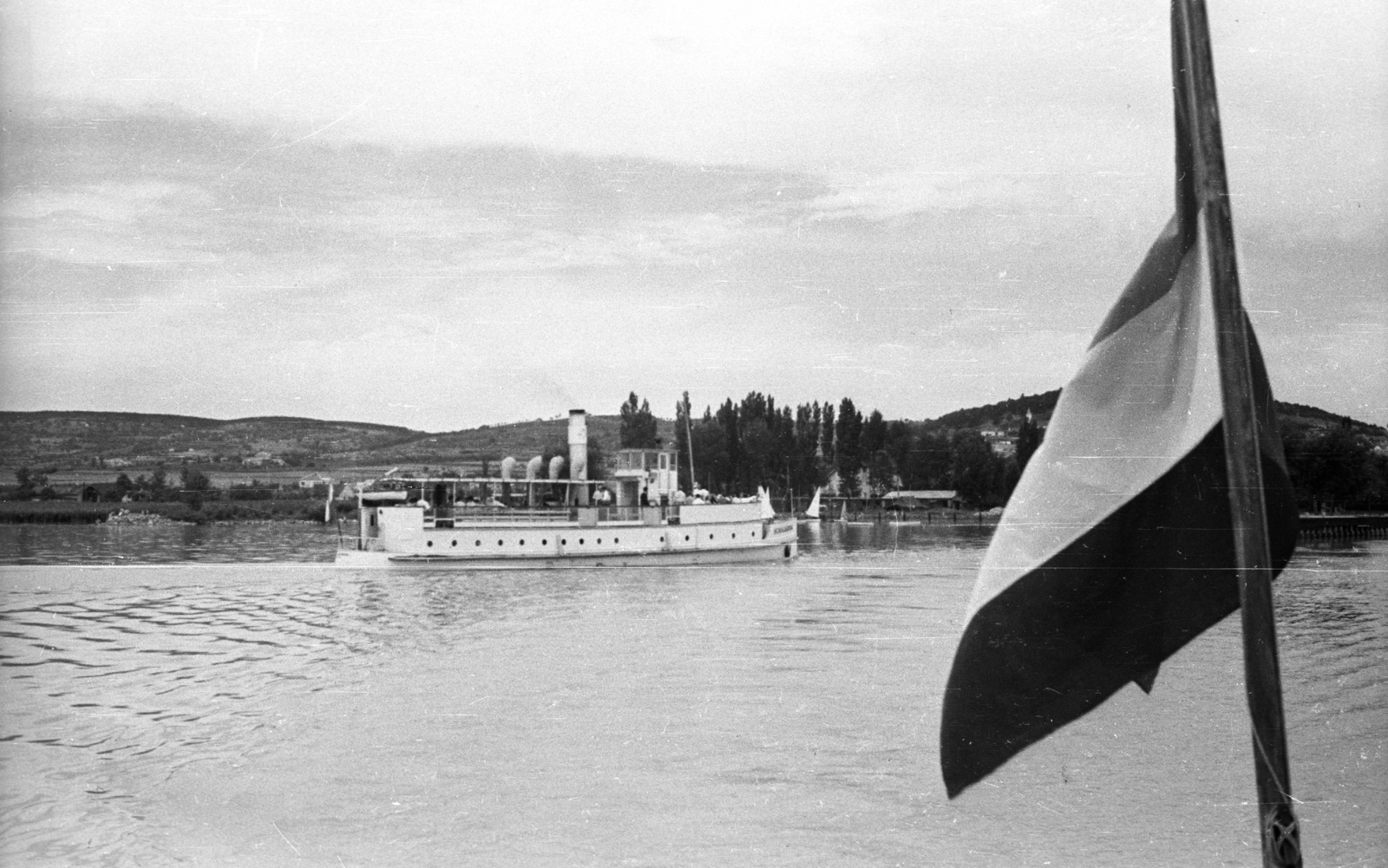 Hungary,Lake Balaton, Alsóörs, az Ifjúgárda hajó tart a kikötőbe., 1954, Krasznai Gyula, ship, flag, steamboat, Ifjúgárda/V. ship, Fortepan #45837