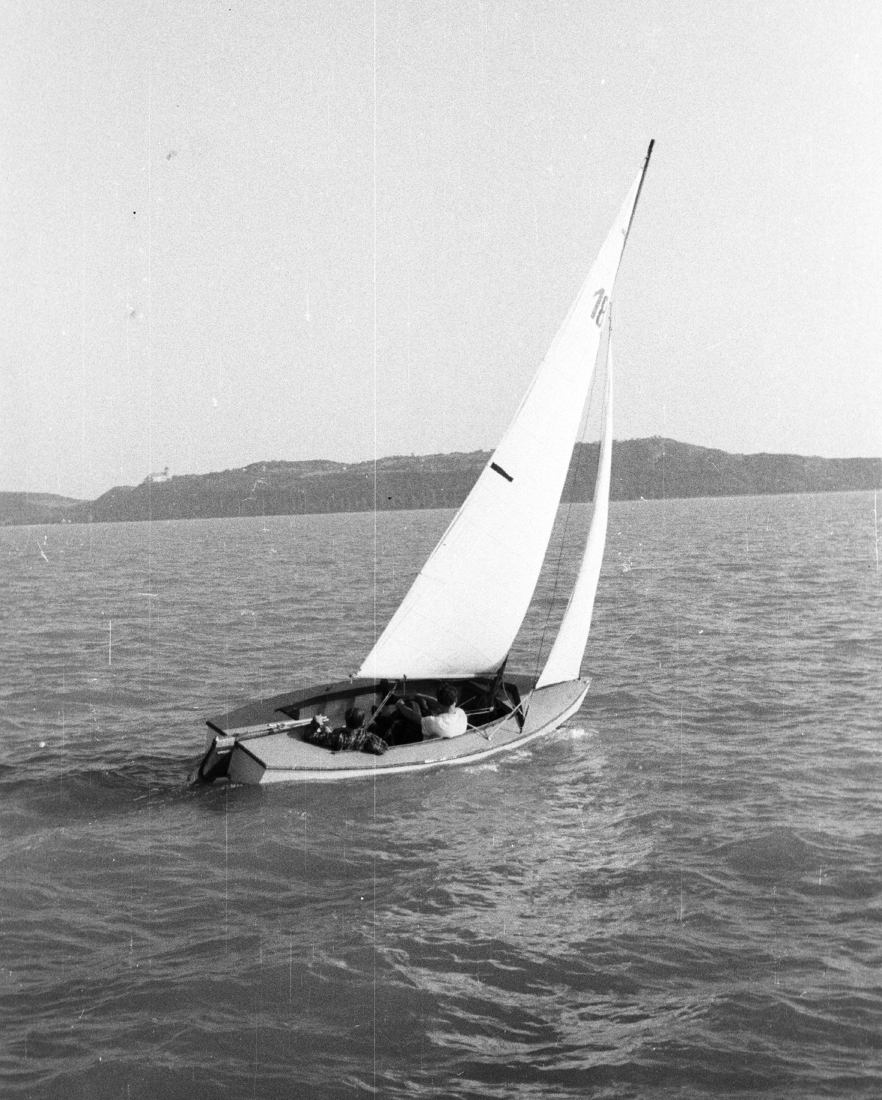Hungary,Lake Balaton, Balatonfüred, egy kalóz Füred térségében, a háttérben a Tihanyi félsziget., 1954, Krasznai Gyula, sailboat, Fortepan #45840