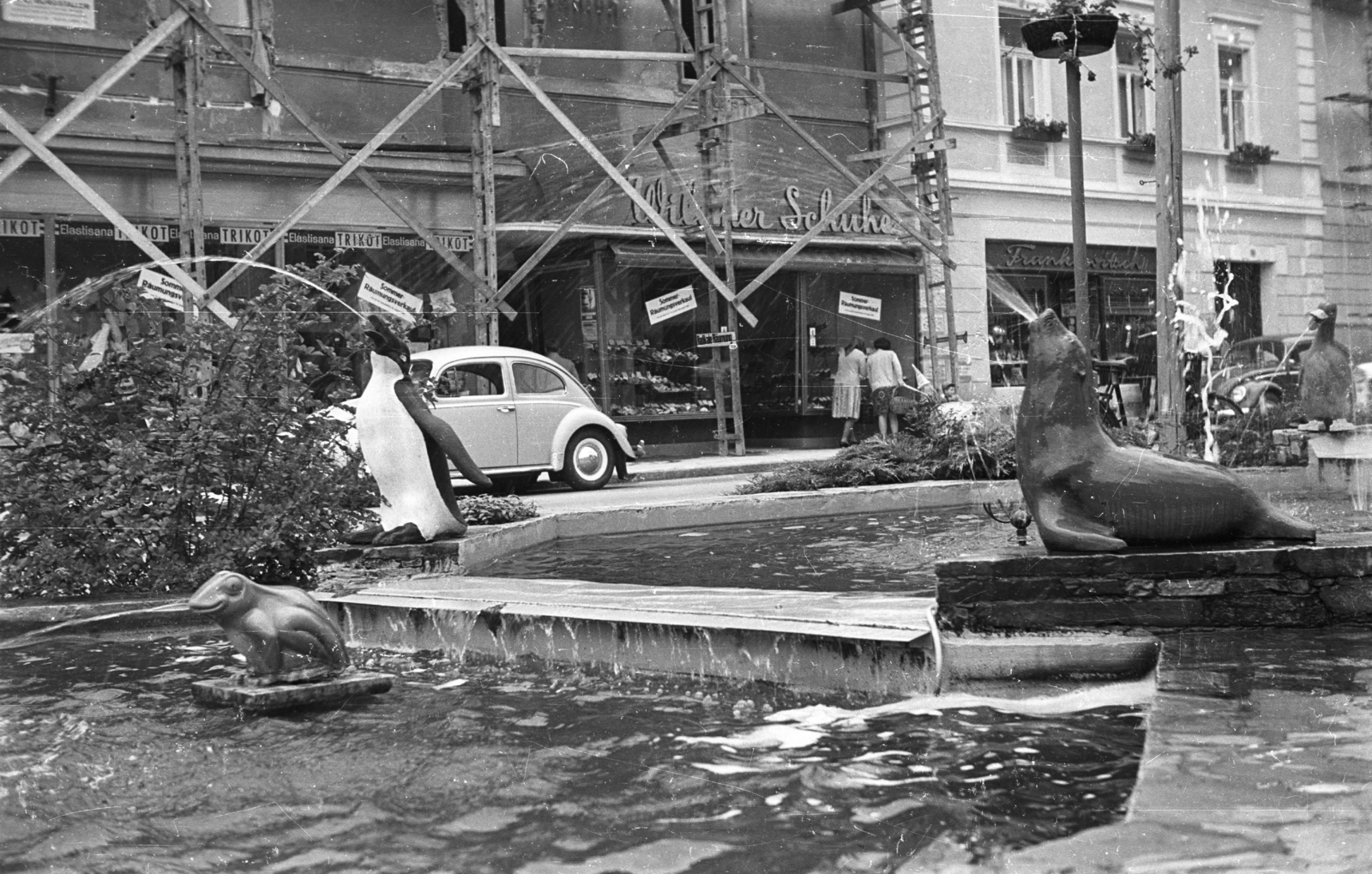 Austria, Kindberg, Hauptstrasse., 1972, Krasznai Gyula, fountain, pinguin, frog, seal-portrayal, Fortepan #45855