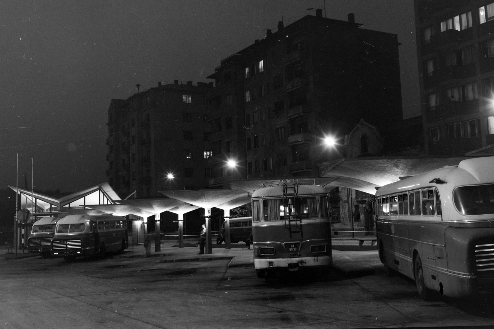 Hungary, Budapest XI., Kosztolányi Dezső téri autóbusz-pályaudvar a Bukarest utcában., 1964, UVATERV, bus, Hungarian brand, Ikarus-brand, night, Ikarus 620, number plate, bus terminal, ferro concrete construction, Budapest, bus stop, Vilmos Félix-design, Fortepan #4588