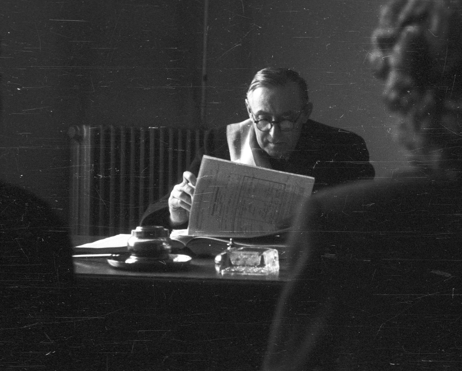 Magyarország, Budapest VIII., Baross utca 63-67. Kerületi Tanács (később Polgármesteri Hivatal), a felvétel az Állami Anyakönyvvezetőség házasságkötő termében készült., 1954, Krasznai Gyula, esküvő, tintatartó, enteriőr, anyakönyvvezető, Budapest, Fortepan #45891