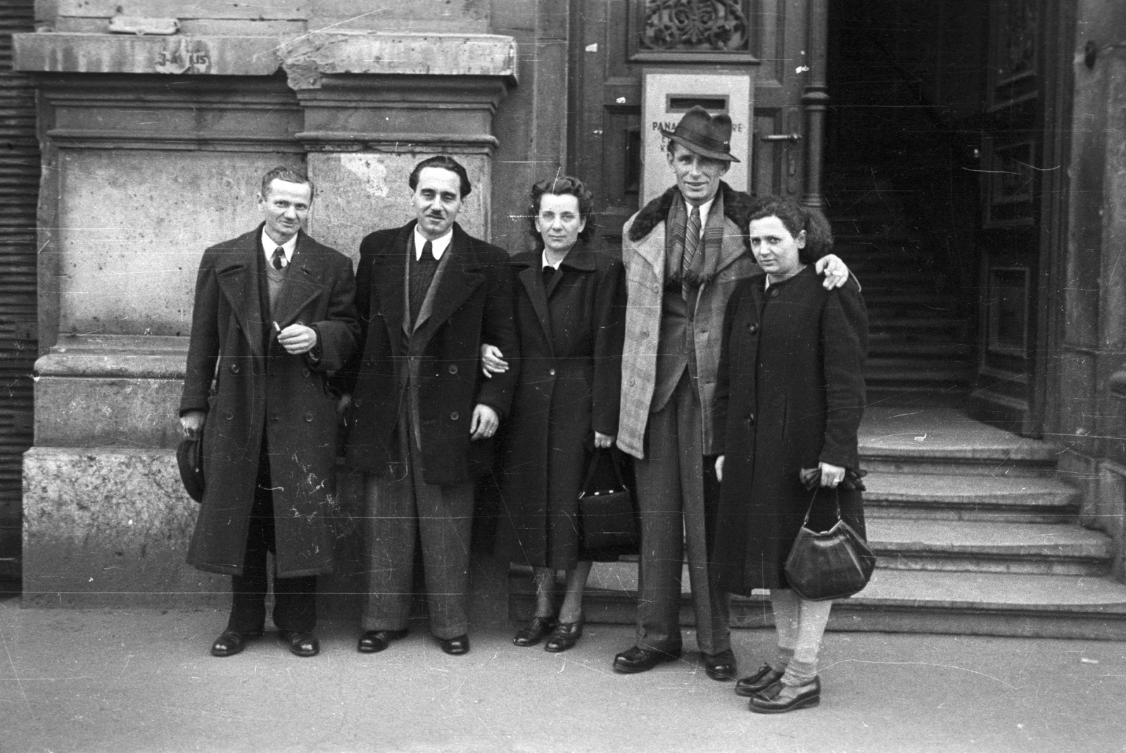 Hungary, Budapest VIII., Baross utca 63-67., a felvétel a Kerületi Tanács (később Polgármesteri Hivatal) kapujában készült., 1954, Krasznai Gyula, Budapest, tableau, Fortepan #45894