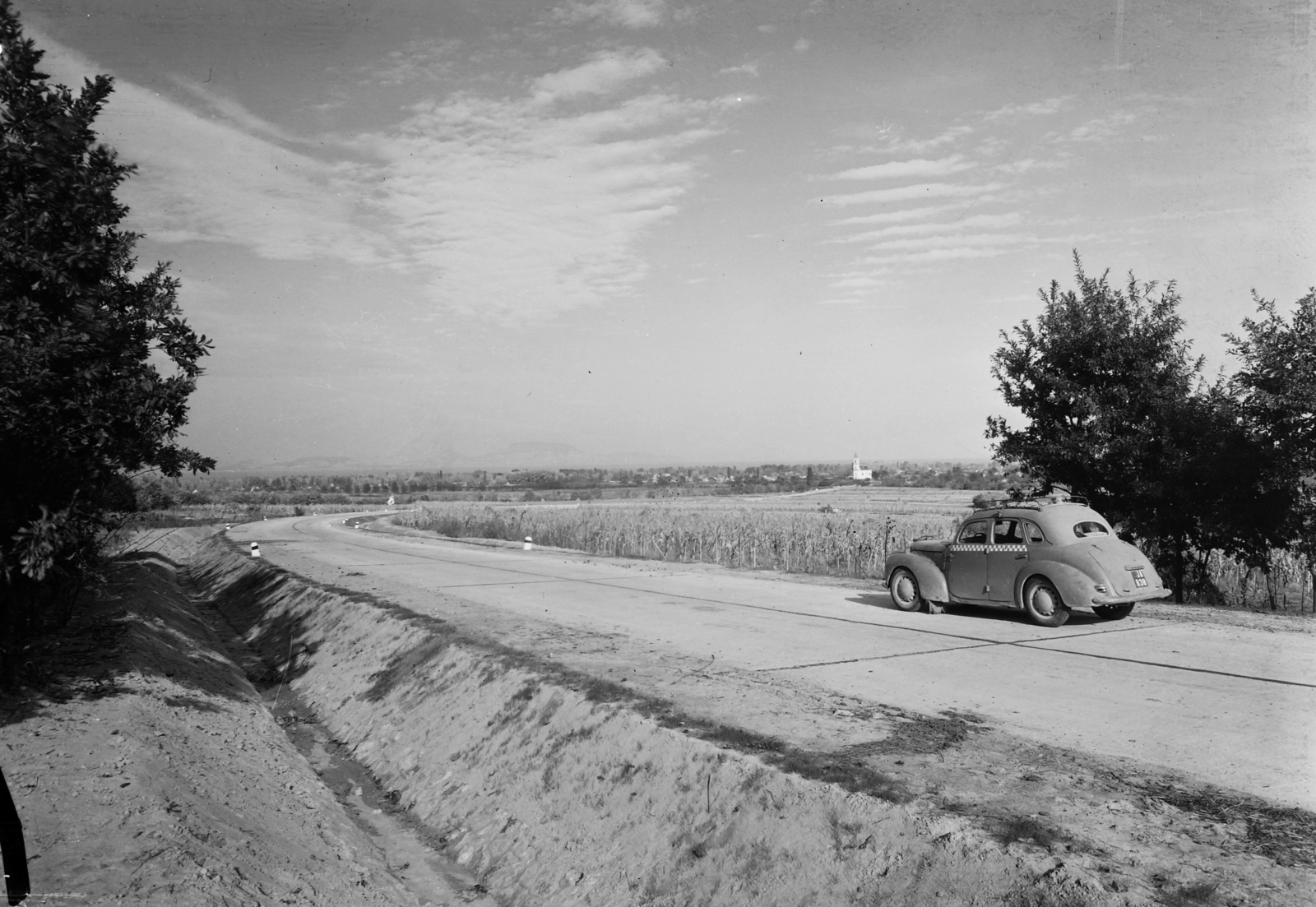 Hungary, 7-es főút Balatonkeresztúr előtt, szemben a Szent Kereszt templom, háttérben Badacsony látszik. Skoda 1101 Tudor típusú taxi., 1951, UVATERV, Czechoslovak brand, Skoda-brand, taxicab, picture, automobile, number plate, Fortepan #4590