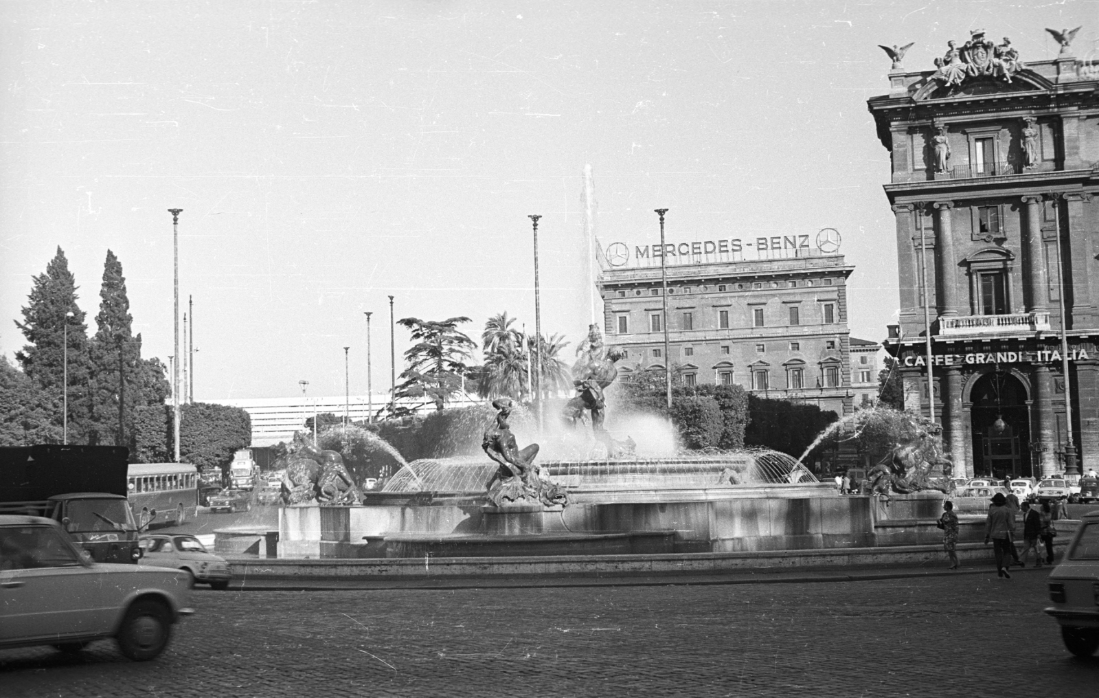 Italy, Rome, Piazza Esedra, Najádok kútja., 1971, Krasznai Gyula, fountain, sculpture, traffic, Fortepan #45900