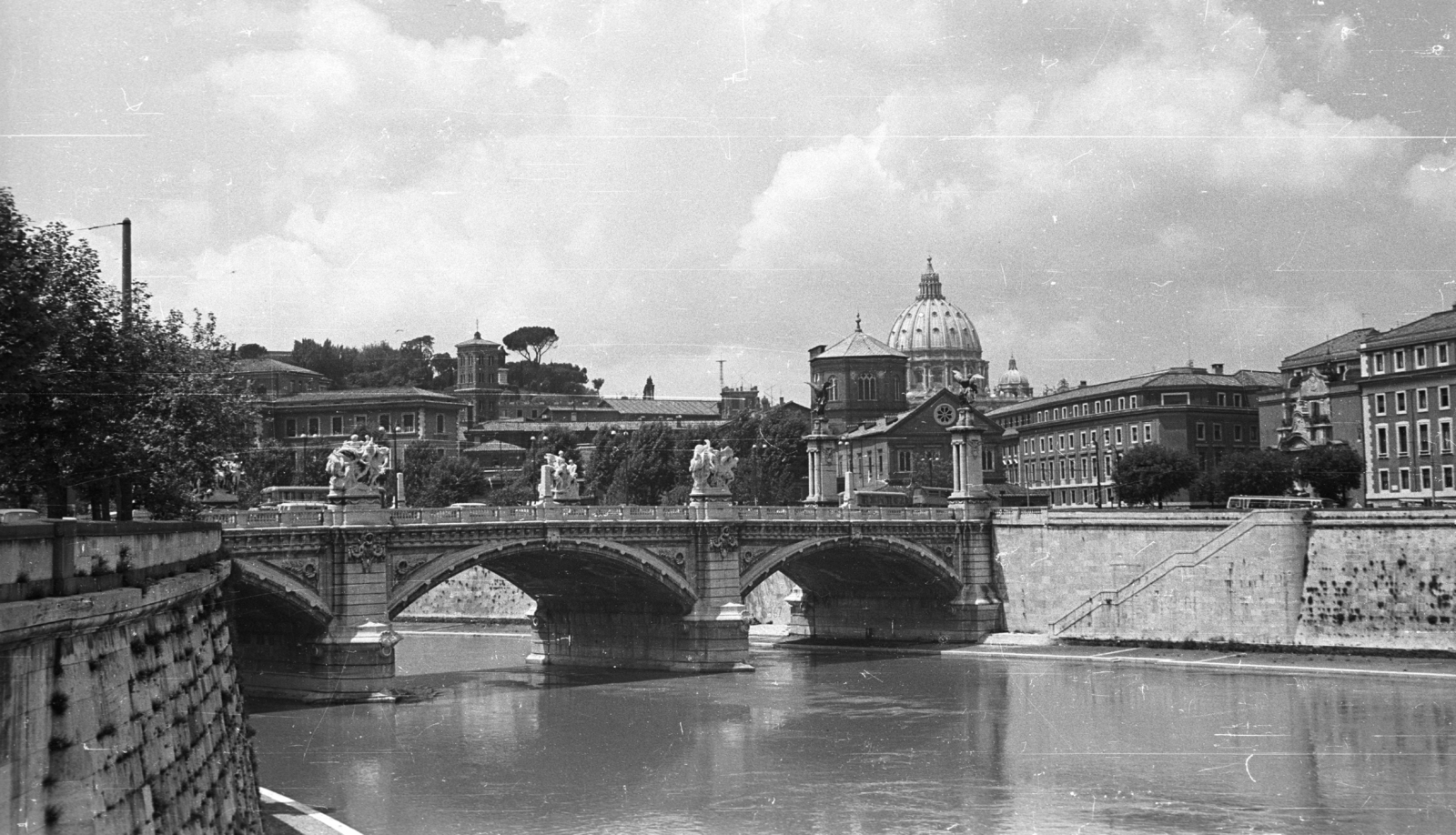 Italy, Rome, Sant'Angelo-híd, háttérben a Szent Péter bazilika kupolája., 1971, Krasznai Gyula, arch bridge, Gian Lorenzo Bernini-design, Fortepan #45906