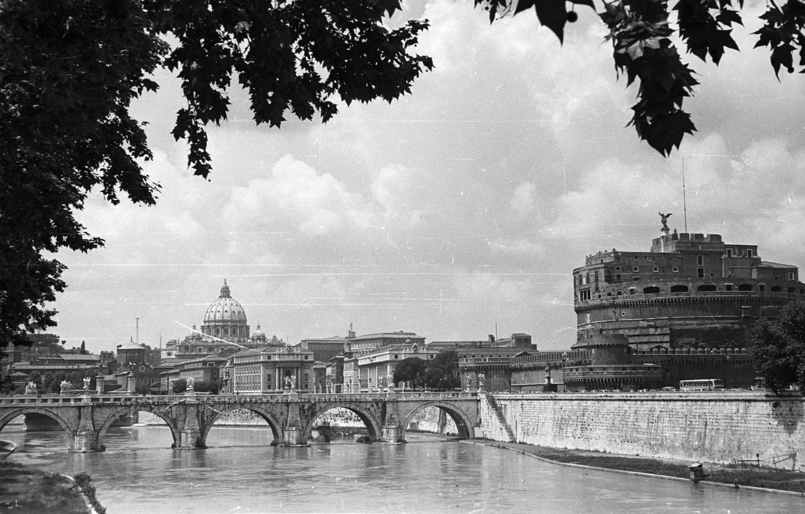 Olaszország, Róma, Sant'Angelo híd, szemben a Szent Péter bazilika kupolája, jobbra az Angyalvár (Castel Sant'Angelo)., 1971, Krasznai Gyula, vár, antik kultúra, mauzóleum, ívhíd, Gian Lorenzo Bernini-terv, Fortepan #45907