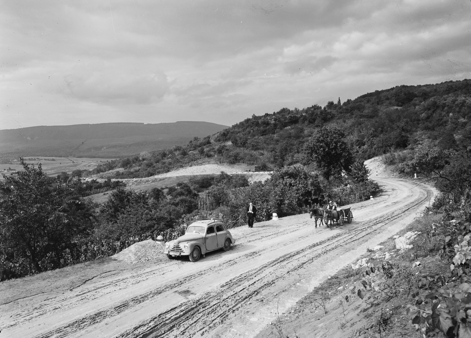 Hungary, Héreg, a 1119 számú út a Bika-réti szőlőknél., 1951, UVATERV, transport, Czechoslovak brand, horse, chariot, Skoda-brand, coach, picture, automobile, Fortepan #4591