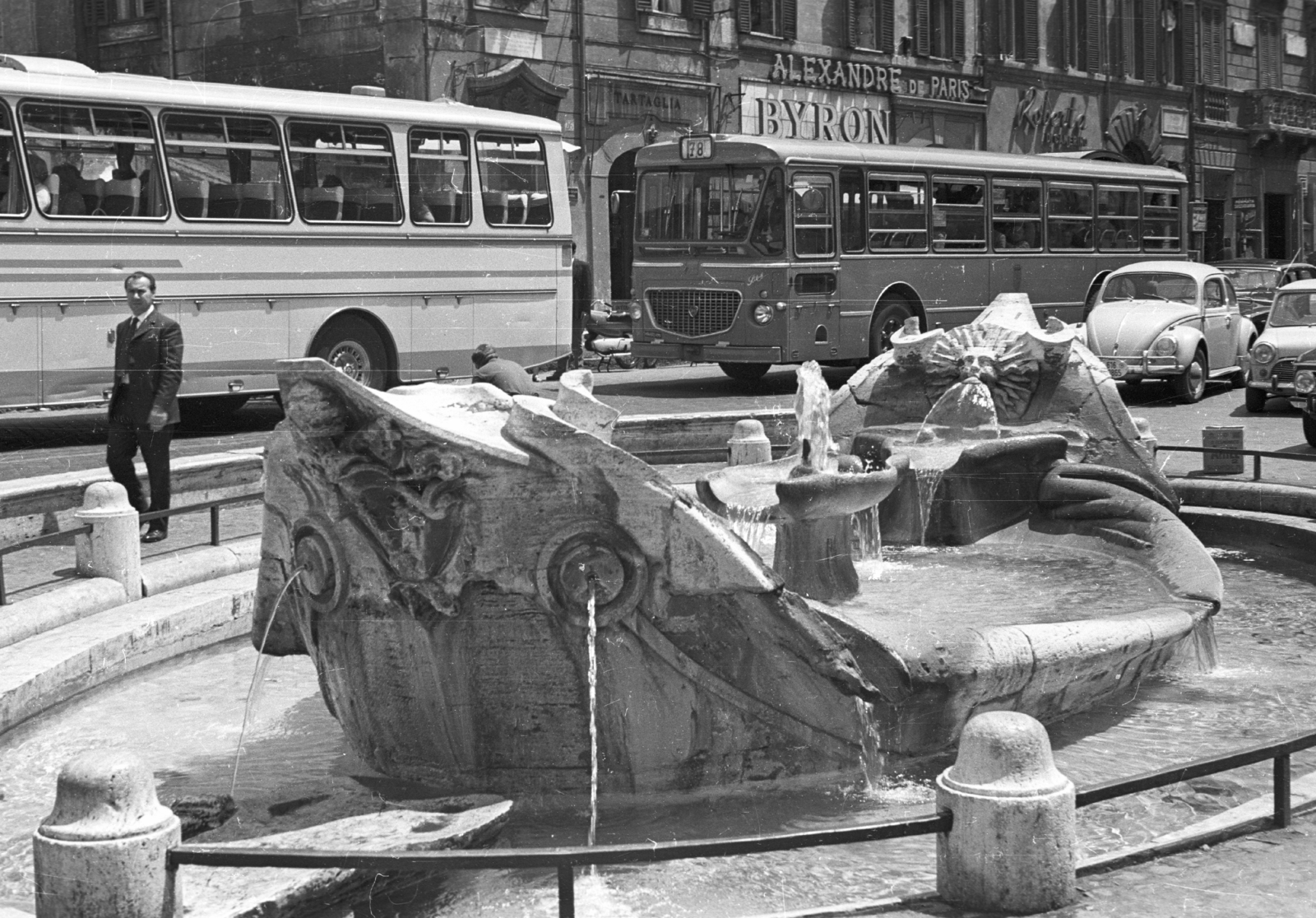 Italy, Rome, Piazza di Spagna, Fontana della Barcaccia., 1971, Krasznai Gyula, fountain, Baroque-style, Pietro Bernini-design, Gian Lorenzo Bernini-design, Fortepan #45910