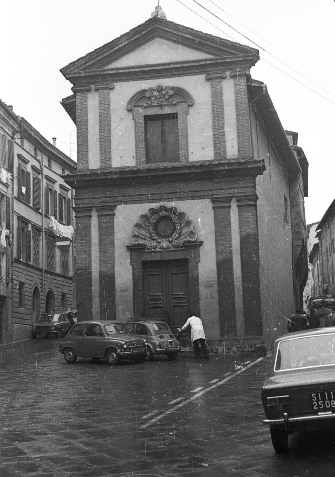 Olaszország, Siena, San Gaetano di Thiene templom., 1971, Krasznai Gyula, automobil, Fiat 500, Fiat 128, Fortepan #45912