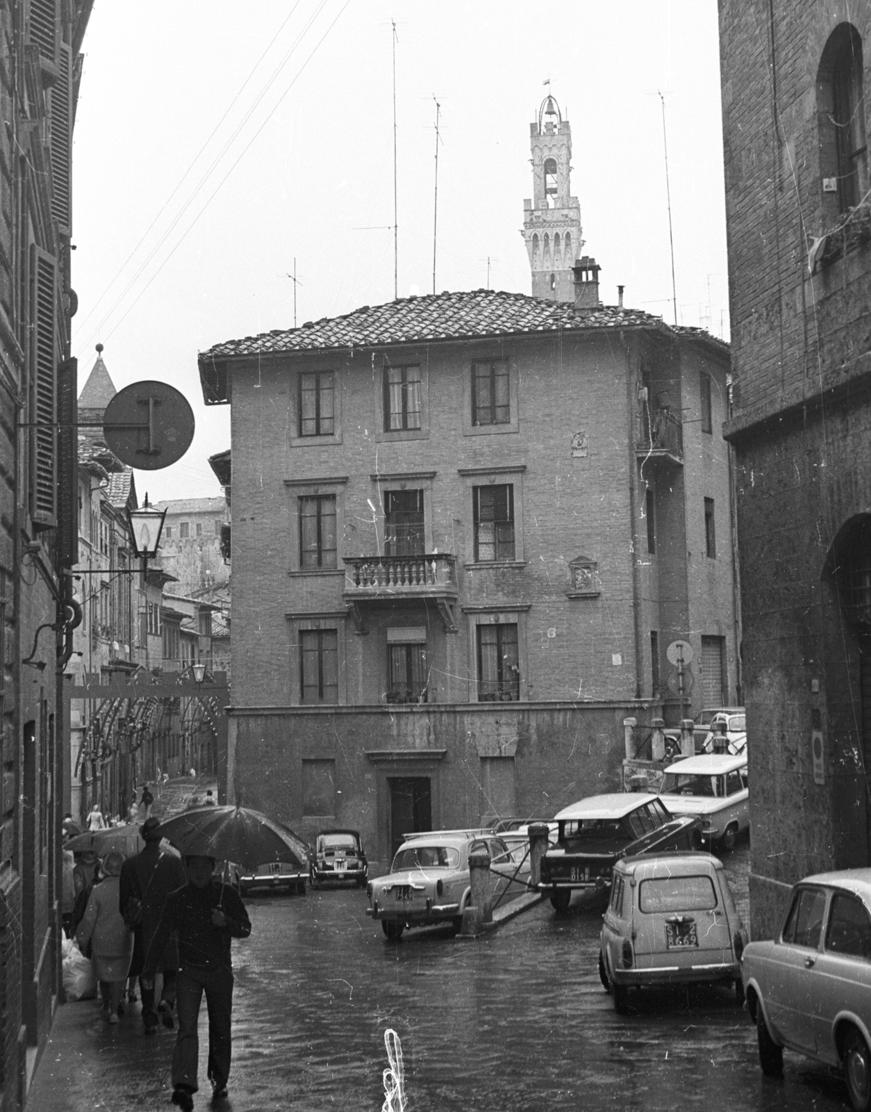 Italy, Siena, Via Salicotto, háttérben a Palazzo Pubblico tornya., 1971, Krasznai Gyula, automobile, Fortepan #45913