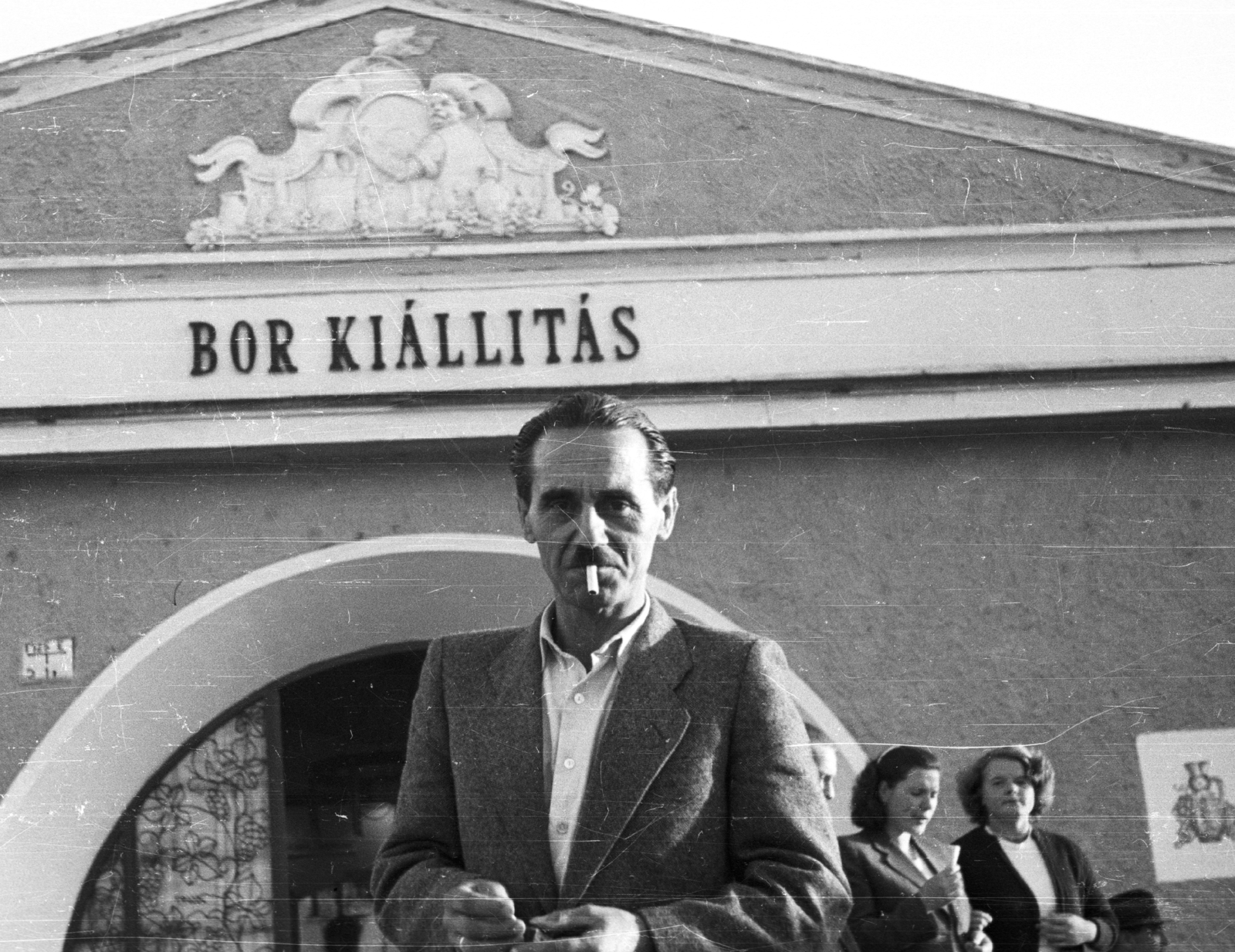 Hungary, Budapest X., Mezőgazdasági Kiállítás az Albertirsai úti vásár területén., 1959, Krasznai Gyula, portrait, cigarette, winery, smoking, Budapest, Fortepan #45920