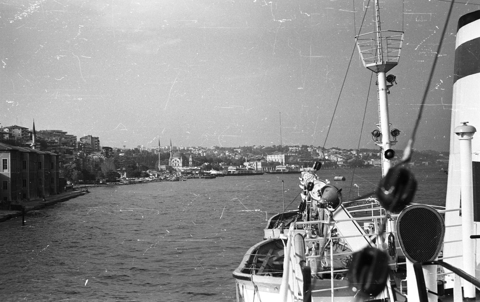 Turkey, Istanbul, Boszporusz (Istanbul Bogazi), elöl balra a Dolmabahçe mecset (Dolmabahçe Camii), szemben a Dolmabahçe palota (Dolmabahçe Sarayı). A felvétel a D. Blagoev, a Bolgár Haditengerészeti Akadémia kiképző- és iskolahajójának fedélzetén készült., 1965, Krasznai Gyula, ship, mosque, Oleg Blagoev-ship, Fortepan #45923