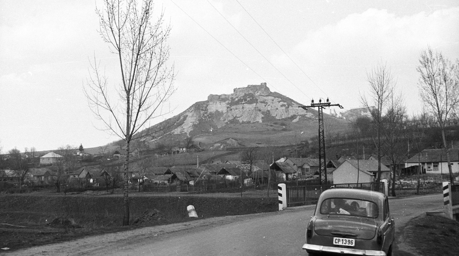 Magyarország, Sirok, Nyírjesi út a Tarna patak feletti hídnál, szemben a vár., 1967, Krasznai Gyula, híd, szovjet gyártmány, Moszkvics-márka, tájkép, várrom, országút, automobil, Moszkvics 407, rendszám, Fortepan #45941