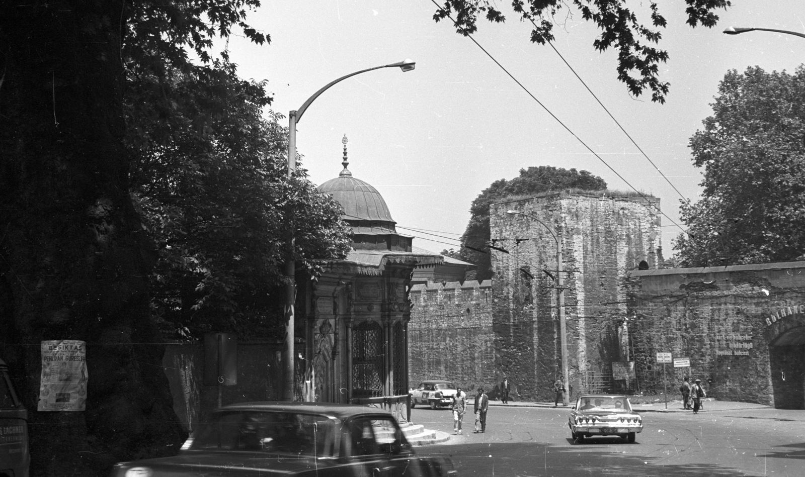 Turkey, Istanbul, Alemdar utca, jobbra a Gülhane-park bejárata., 1965, Krasznai Gyula, street view, automobile, Fortepan #45945