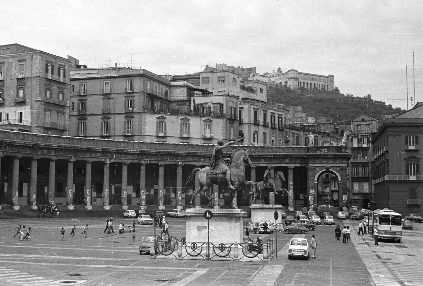 Italy, Naples, Piazza del Plebescito, III. Károly spanyol király lovasszobra (aki VII. Károly néven nápolyi király is volt). , 1971, Krasznai Gyula, bus, sculpture, horse sculpture, Charles III of Spain-portrayal, Fortepan #45956
