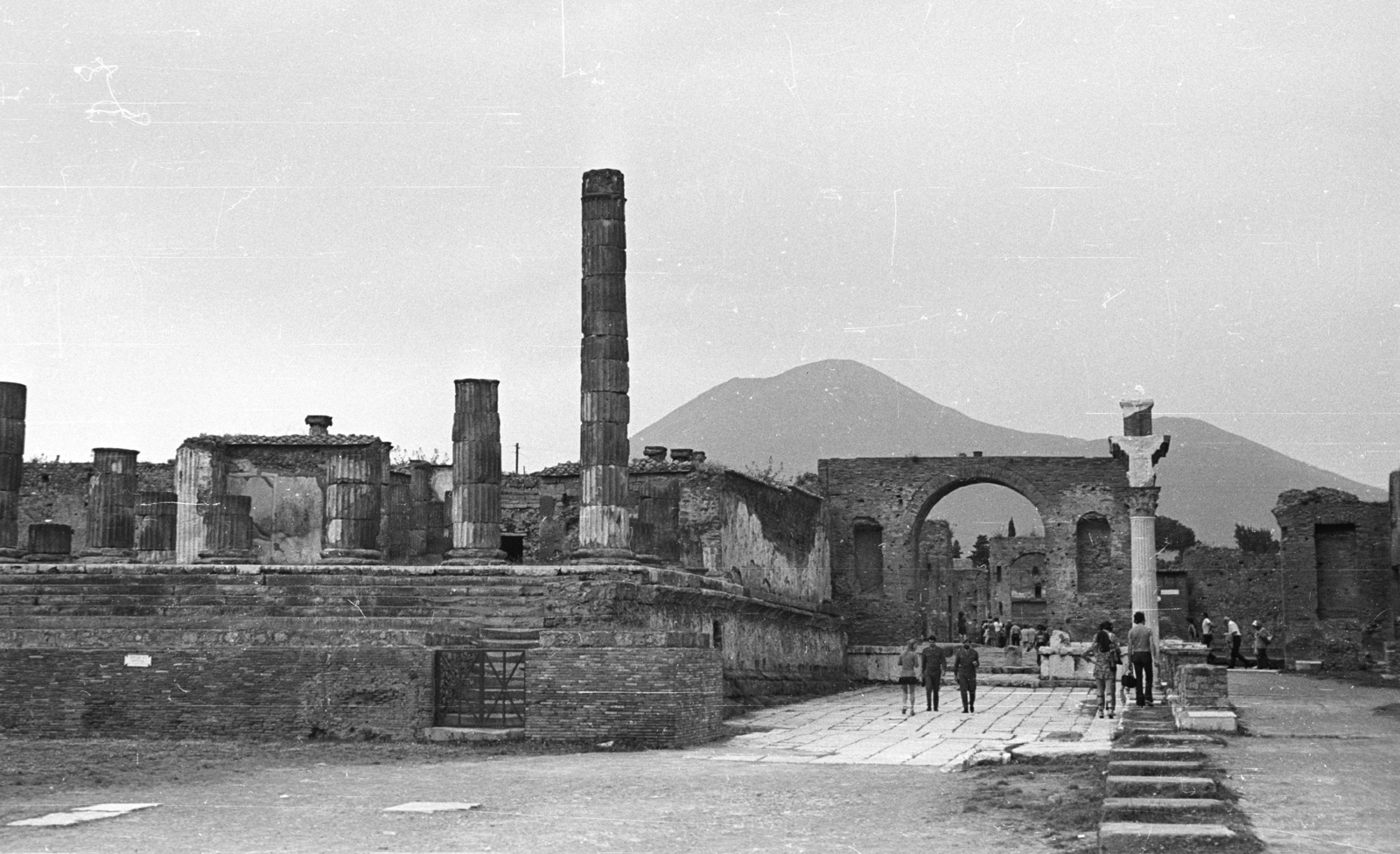 Olaszország, Pompei, Forum, szemben a Nero kapu., 1971, Krasznai Gyula, antik kultúra, vulkán, oszlop, Fortepan #45958