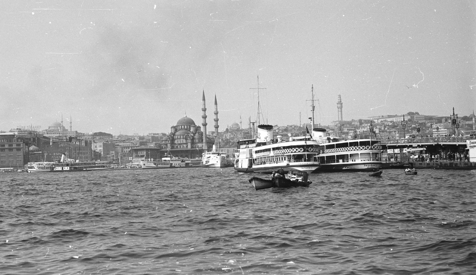 Turkey, Istanbul, kikötő a Boszporuszon, szemben a Yeni (Valide szultán) mecset, jobbra a Galata híd., 1965, Krasznai Gyula, ship, boat, motorboat, mosque, Paşabahçe-ship, Fenerbahçe-ship, Fortepan #45974