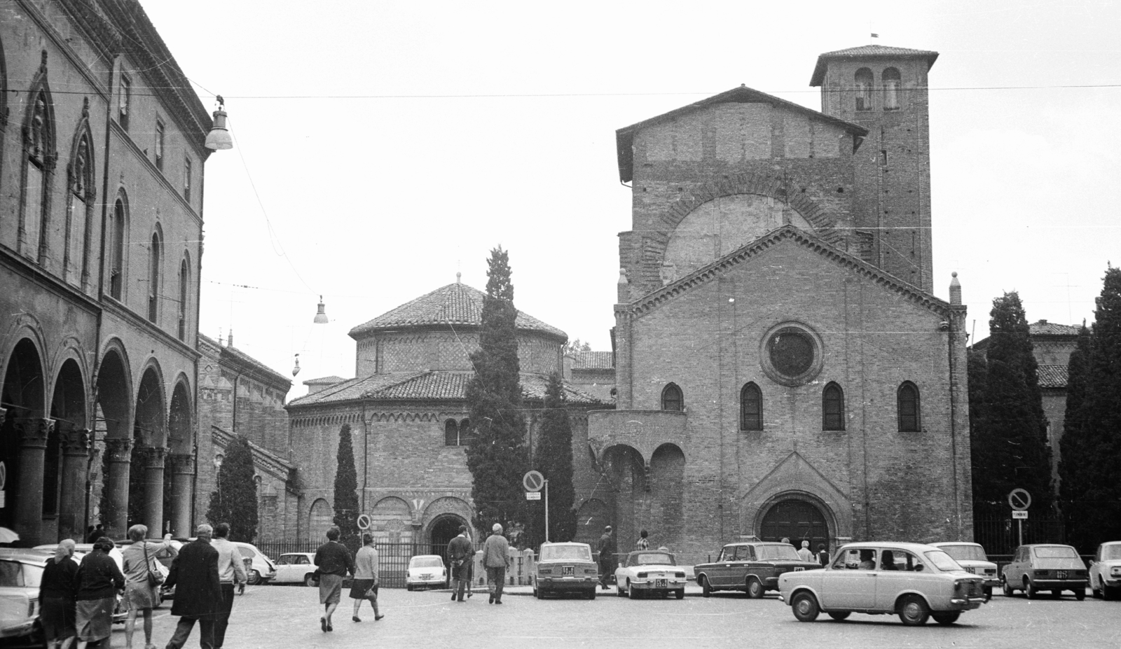 Italy, Bologna, Piazza Santo Stefano, Basilica Santuario Santo Stefano., 1971, Krasznai Gyula, Fiat-brand, Italian brand, basilica, Catholic Church, gothic, automobile, Romanesque Architecture, Early Christian architecture, Fortepan #45981