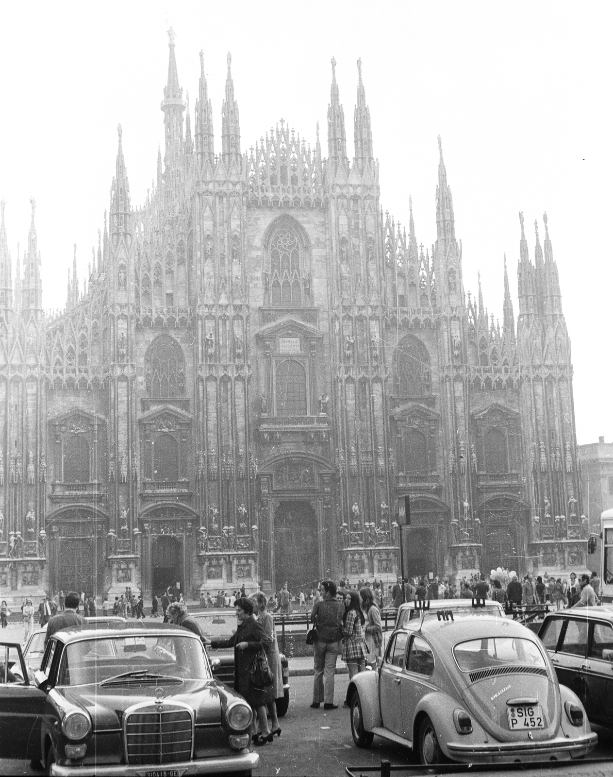 Italy, Milan, Dóm tér (Piazza del Duomo), a Dóm főhomlokzata., 1971, Krasznai Gyula, German brand, Mercedes-brand, Volkswagen-brand, automobile, Volkswagen Beetle, Fortepan #45983