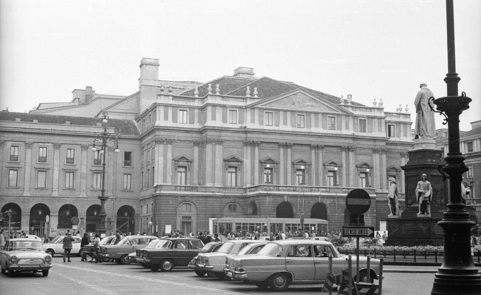 Italy, Milan, Milánói Scala (Teatro alla Scala). Jobbra Leonardo da Vinci szobra., 1971, Krasznai Gyula, German brand, sculpture, theater, Mercedes-brand, automobile, sculptural group, Neoclassical architecture, Giuseppe Piermarini-design, Leonardo da Vinci-portrayal, Fortepan #45984