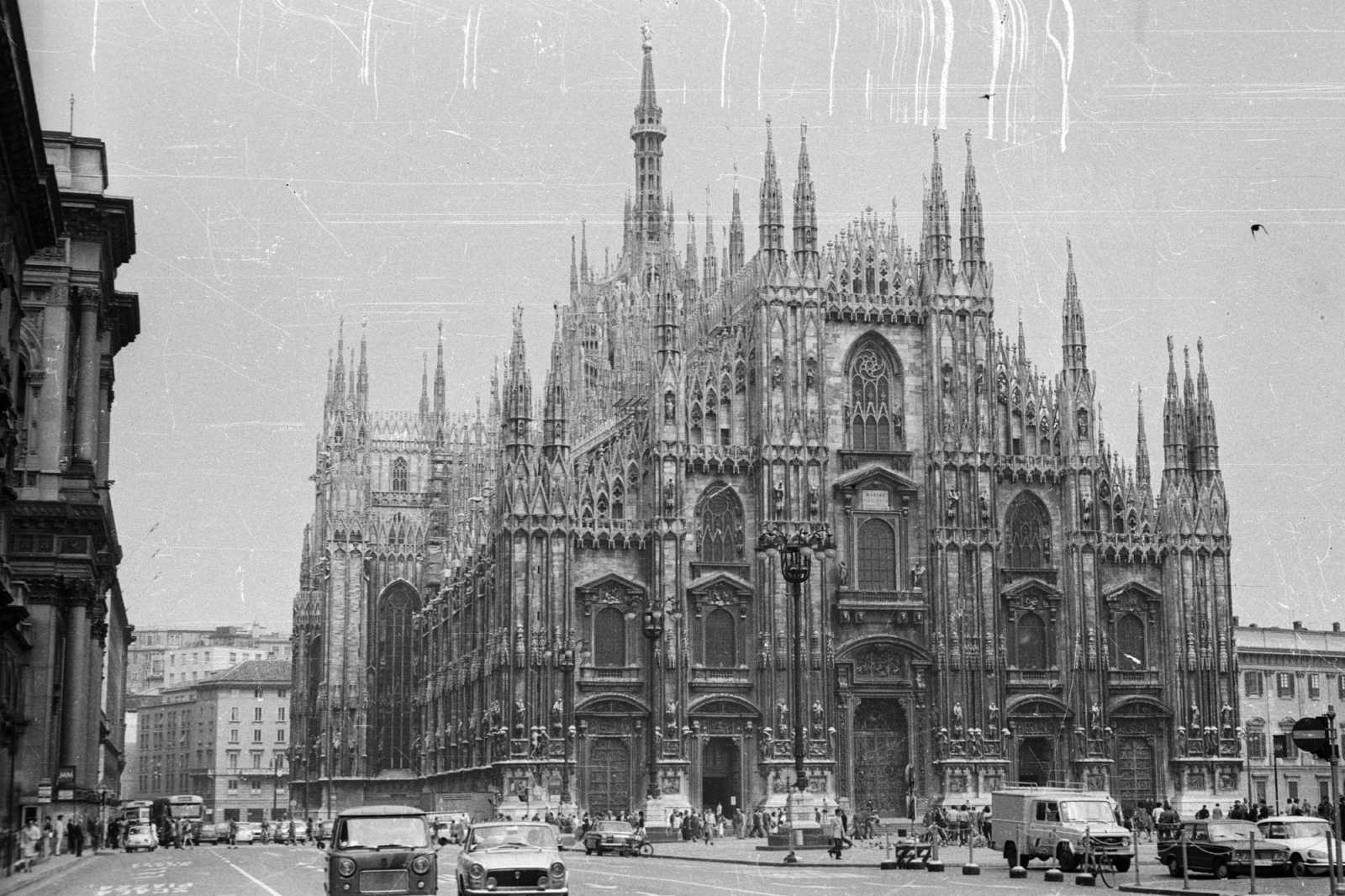 Olaszország, Milánó, Dóm tér (Piazza del Duomo), a Dóm főhomlokzata., 1971, Krasznai Gyula, templom, gótika, Fiat 850 Familiare, Fortepan #45986