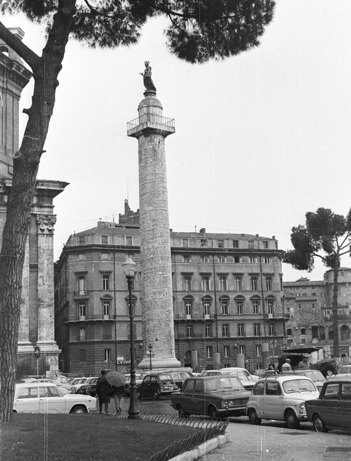 Italy, Rome, Piazza Colonna, Traianus emlékoszlop., 1971, Krasznai Gyula, relief, ancient culture, automobile, pillar, Fortepan #45993