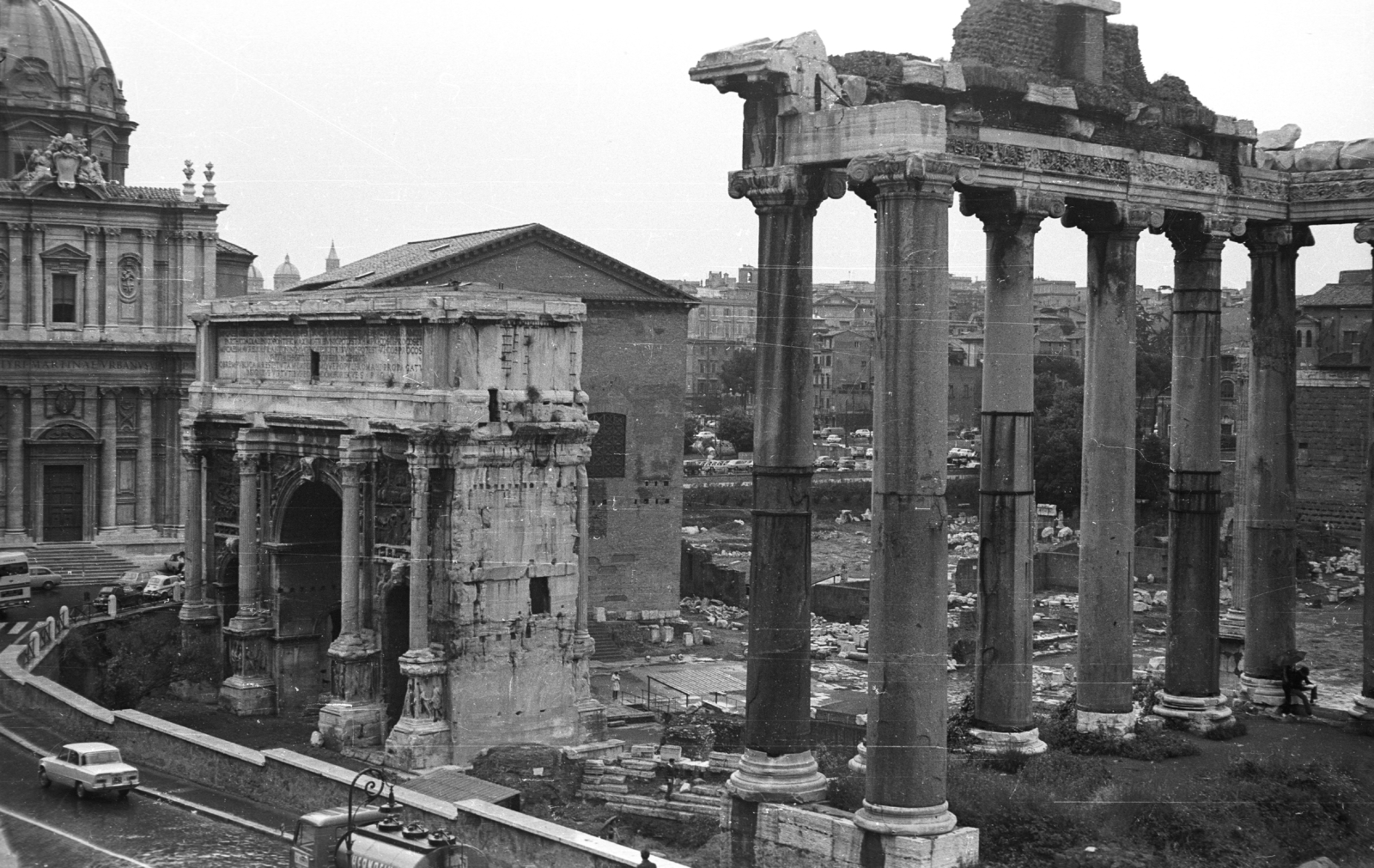 Italy, Rome, Forum Romanum, jobbra Saturnus temploma, középen Septimius Severus diadalíve., 1971, Krasznai Gyula, church, ancient culture, pillar, triumphal arch, Fortepan #45996