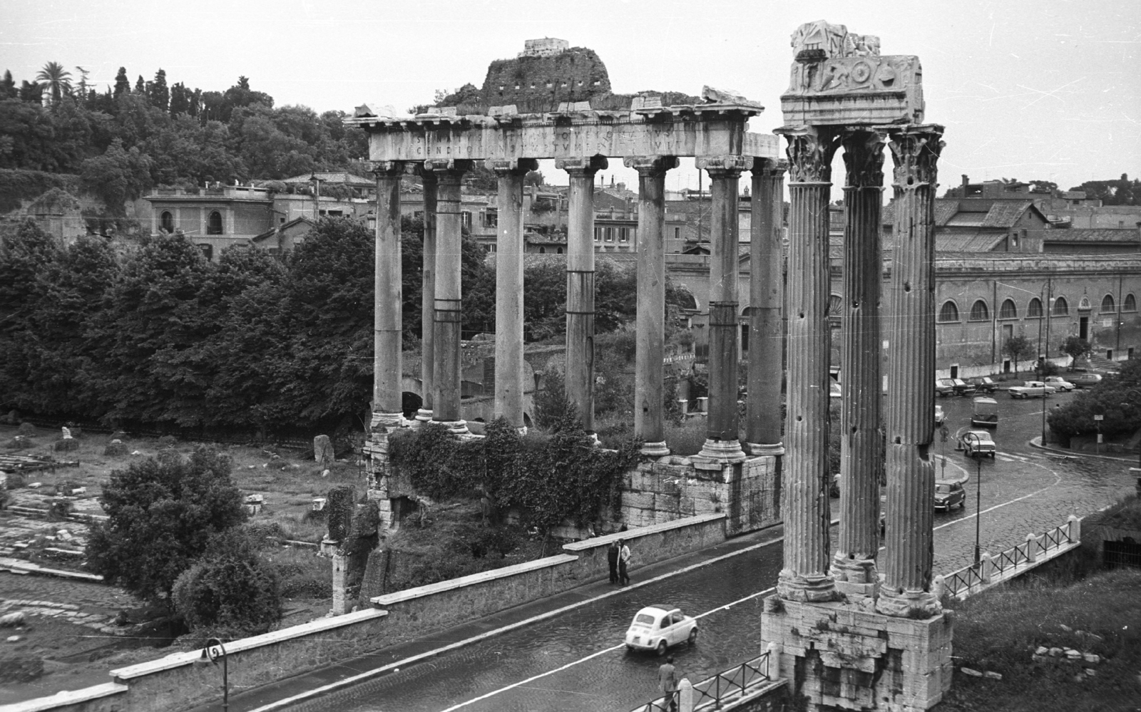 Olaszország, Róma, Forum Romanum, elöl a Concordia-templom, mögötte a Saturnus-templom maradványai., 1971, Krasznai Gyula, antik kultúra, oszlop, Fiat 500, Fortepan #45999