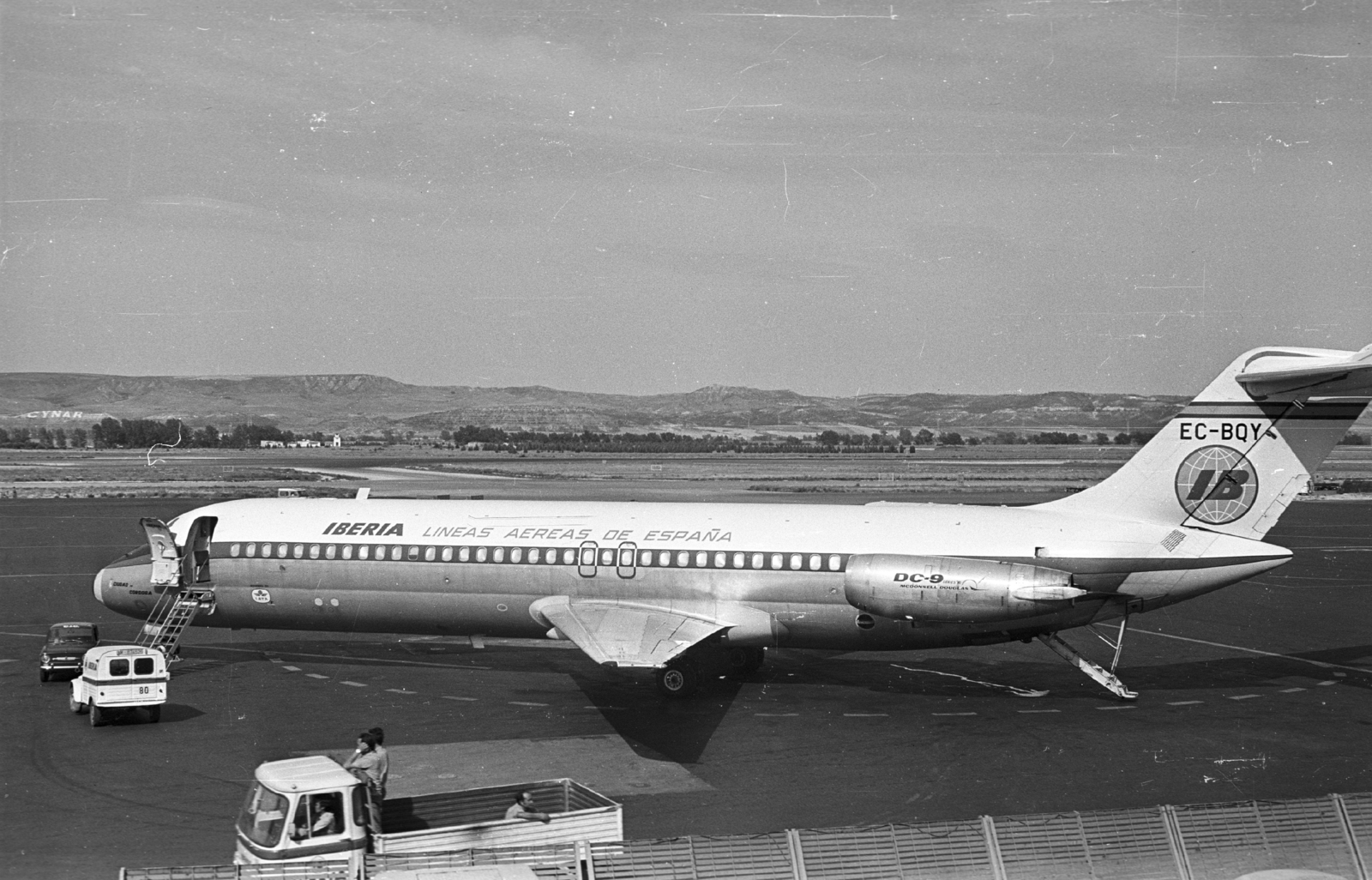 Spain, Córdoba, repülőtér, az Iberia spanyol légitársaság DC-9-es utasszállító repülőgépe., 1971, Krasznai Gyula, american brand, airplane, airport, McDonnell Douglas-brand, aircraft steps, Iberia airlines, Fortepan #46007