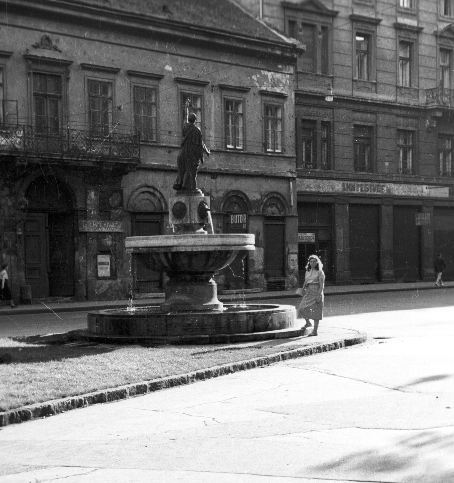 Magyarország, Budapest VIII., Szabó Ervin tér (Baross utca), Magyar Igazság kútja, alternatív elnevezés: Justitia-kút (Szentgyörgyi István, 1929.), 1954, Krasznai Gyula, emlékmű, utcakép, kárpitos, Budapest, Fortepan #46008