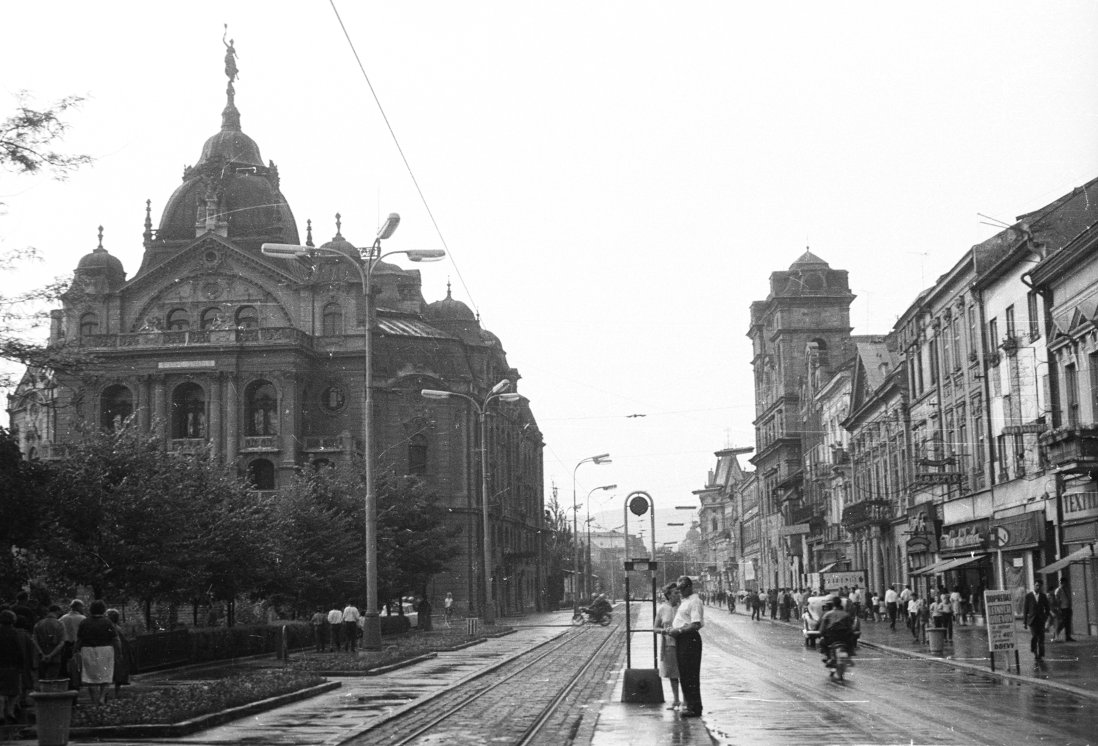 Slovakia, Košice, Fő tér (Hlavné namestie), szemben az Állami Színház, jobbra a Szentháromság-templom., 1962, Krasznai Gyula, Czechoslovakia, church, motorcycle, national theater, street view, lamp post, tram stop, Adolf Láng-design, Neo-Baroque-style, Fortepan #46010