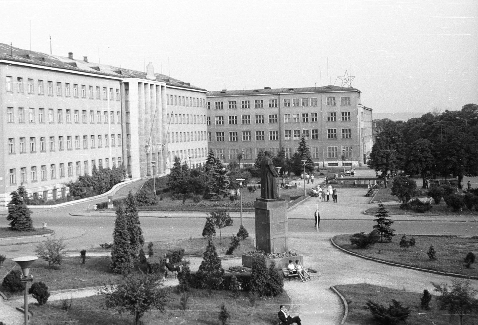 Szlovákia, Eperjes, Námestie Legionárov (Jókai tér)., 1962, Krasznai Gyula, Csehszlovákia, szobor, park, vörös csillag, Alexander Dukhnovich-ábrázolás, Fortepan #46012