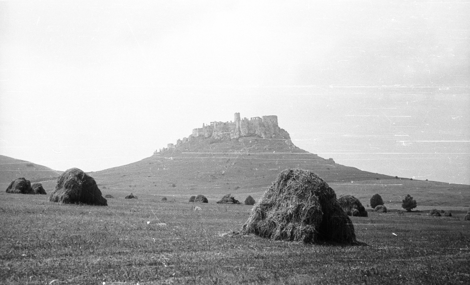 Slovakia, Spišské Podhradie, Szepes vára., 1962, Krasznai Gyula, Czechoslovakia, castle ruins, stack, hay, Fortepan #46013