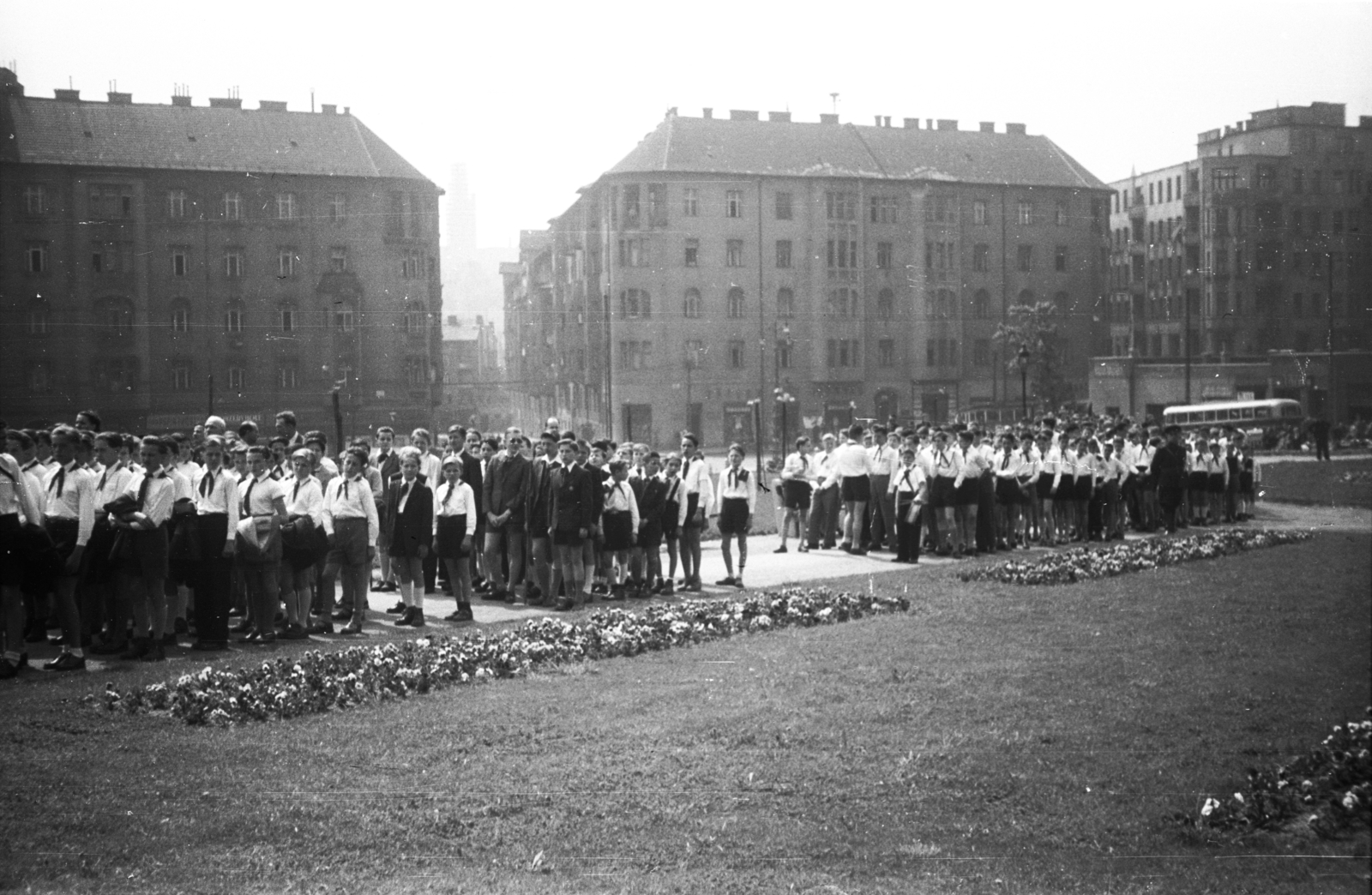 Magyarország, Budapest II., Mechwart liget, szemben a Szász Károly utca., 1956, Lencse Zoltán, Budapest, ünnepség, úttörő, Fortepan #46036