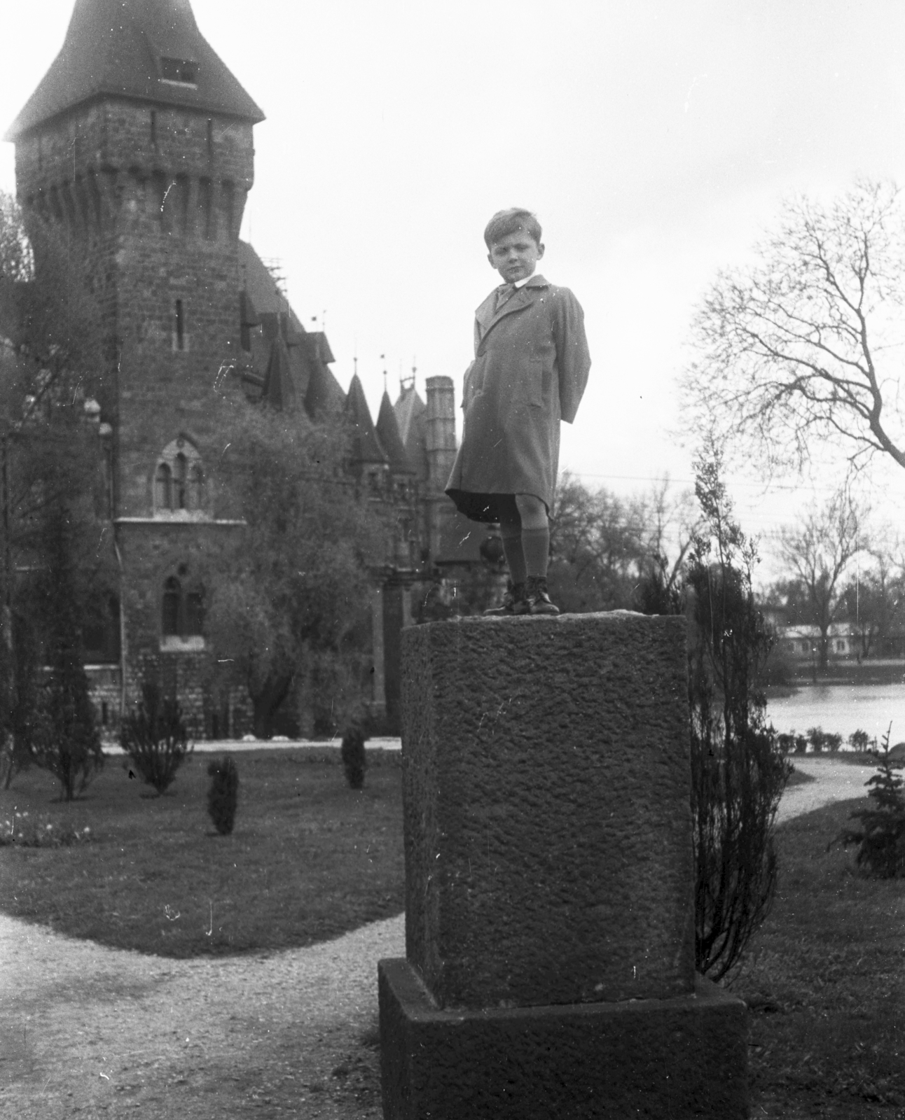 Hungary, Budapest XIV., Vajdahunyad vára, előtérben Liszt Ferenc fejszobrának talapzata., 1956, Lencse Zoltán, castle, Ignác Alpár-design, pedestal, eclectic architecture, Budapest, hands behind the back, humour, posture, teenager, Fortepan #46039