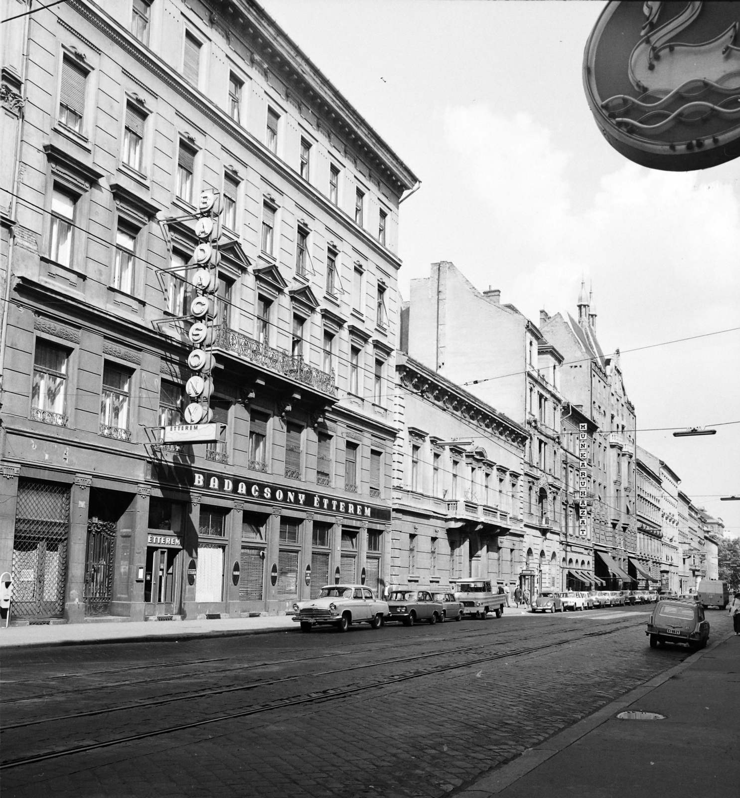 Magyarország, Budapest VIII., Üllői út páros oldal a Kálvin tér felől nézve., 1971, UVATERV, utcakép, étterem, neonreklám, automobil, Patyolat Vállalat, Budapest, Fortepan #4604