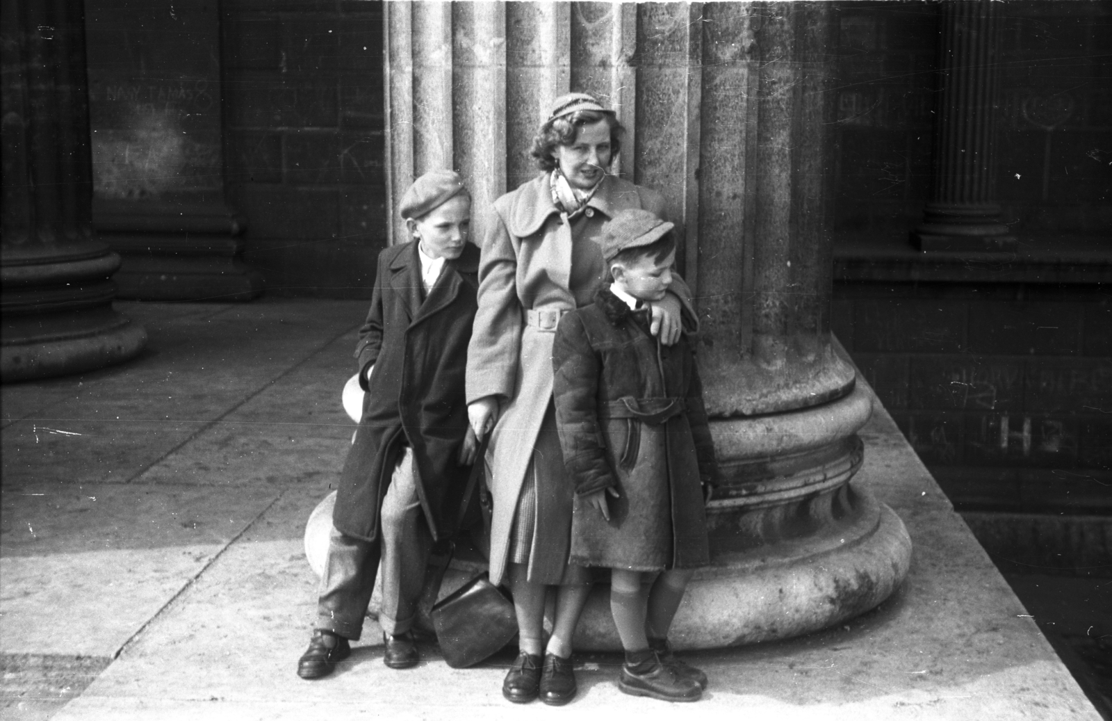 Hungary, Budapest XIV., Szépművészeti Múzeum., 1956, Lencse Zoltán, Budapest, boys, winter coat, mother, pillar, Fortepan #46045
