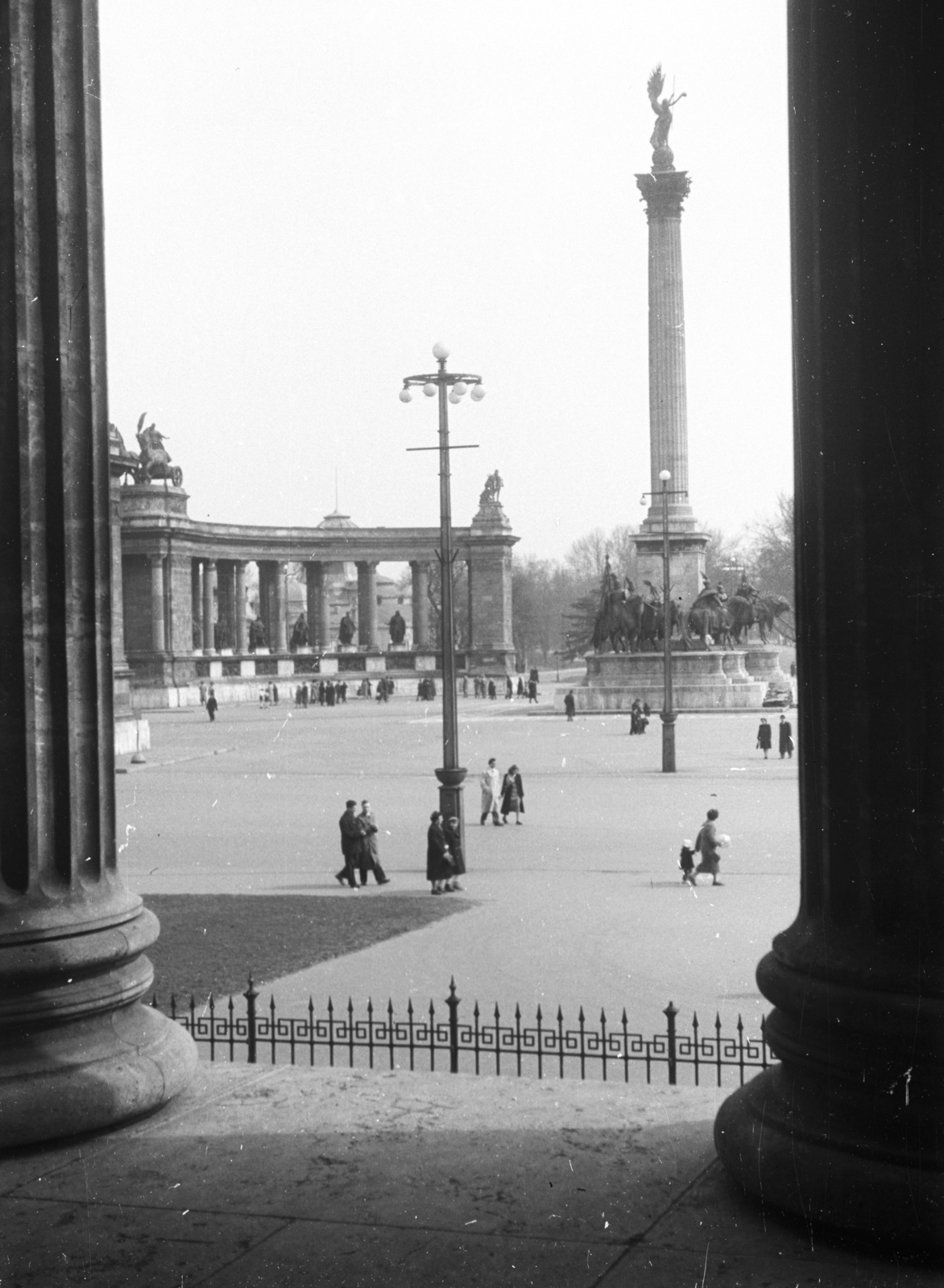 Magyarország, Budapest XIV., Hősök tere a Szépművészeti Múzeum felől., 1956, Lencse Zoltán, Budapest, műemlék, Gábriel arkangyal-ábrázolás, Fortepan #46046